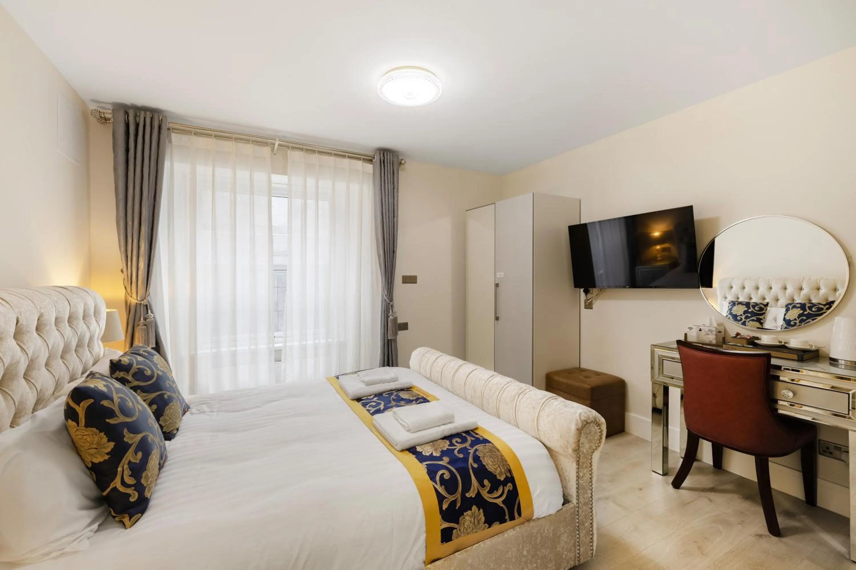 Bedroom, Bed in Drake Hotel Plymouth