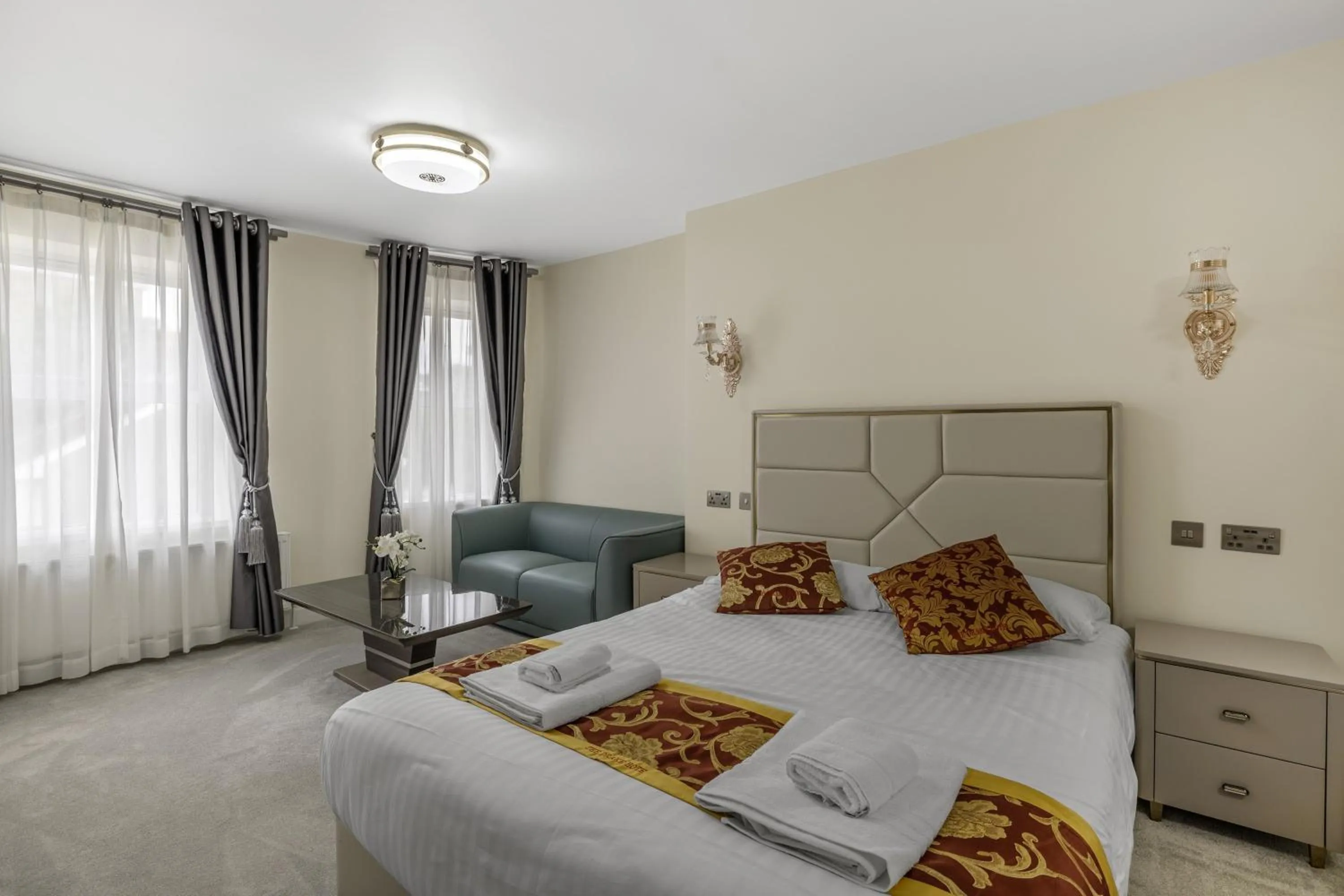 Bedroom, Bed in Drake Hotel Plymouth