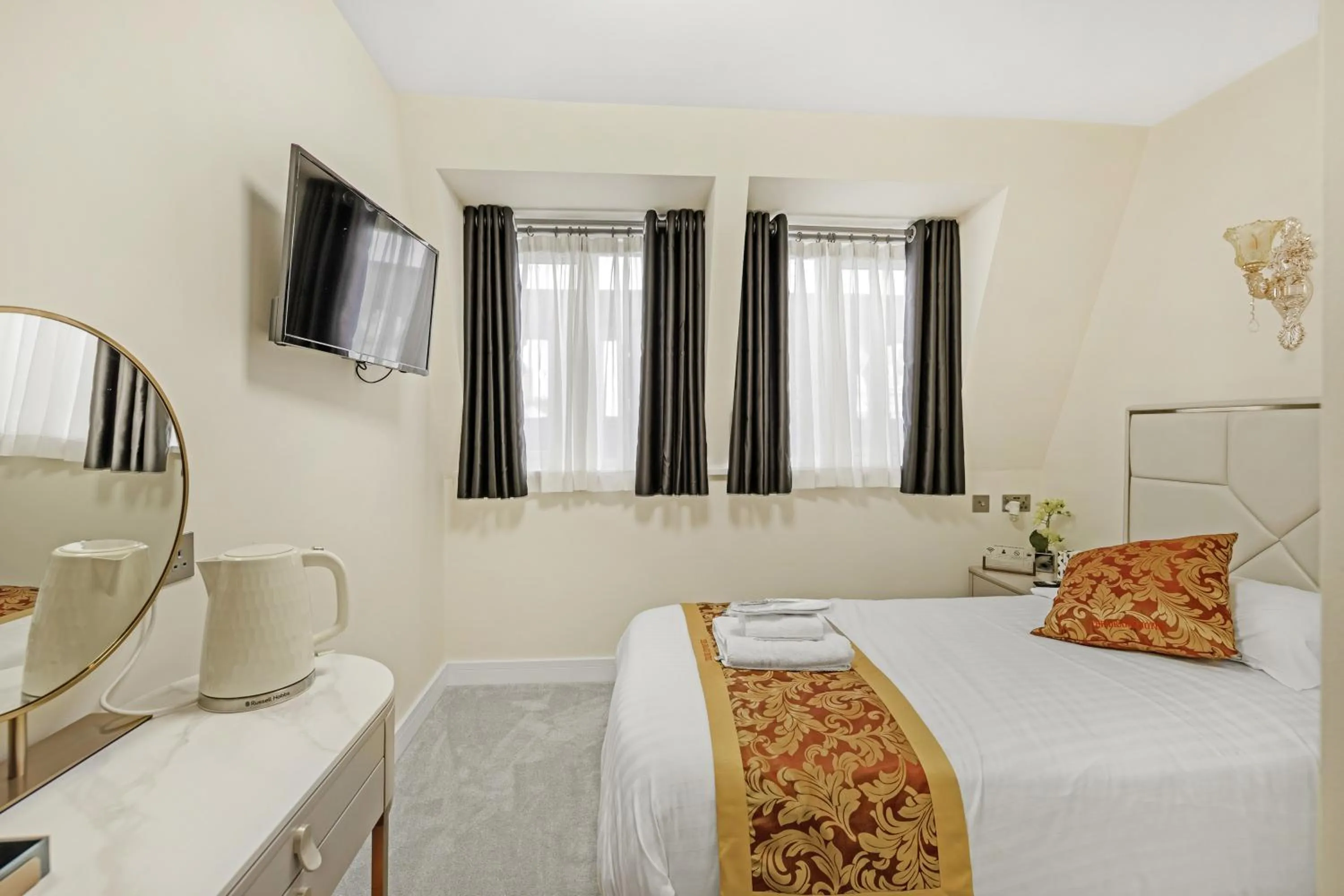 Bedroom, Bed in Drake Hotel Plymouth