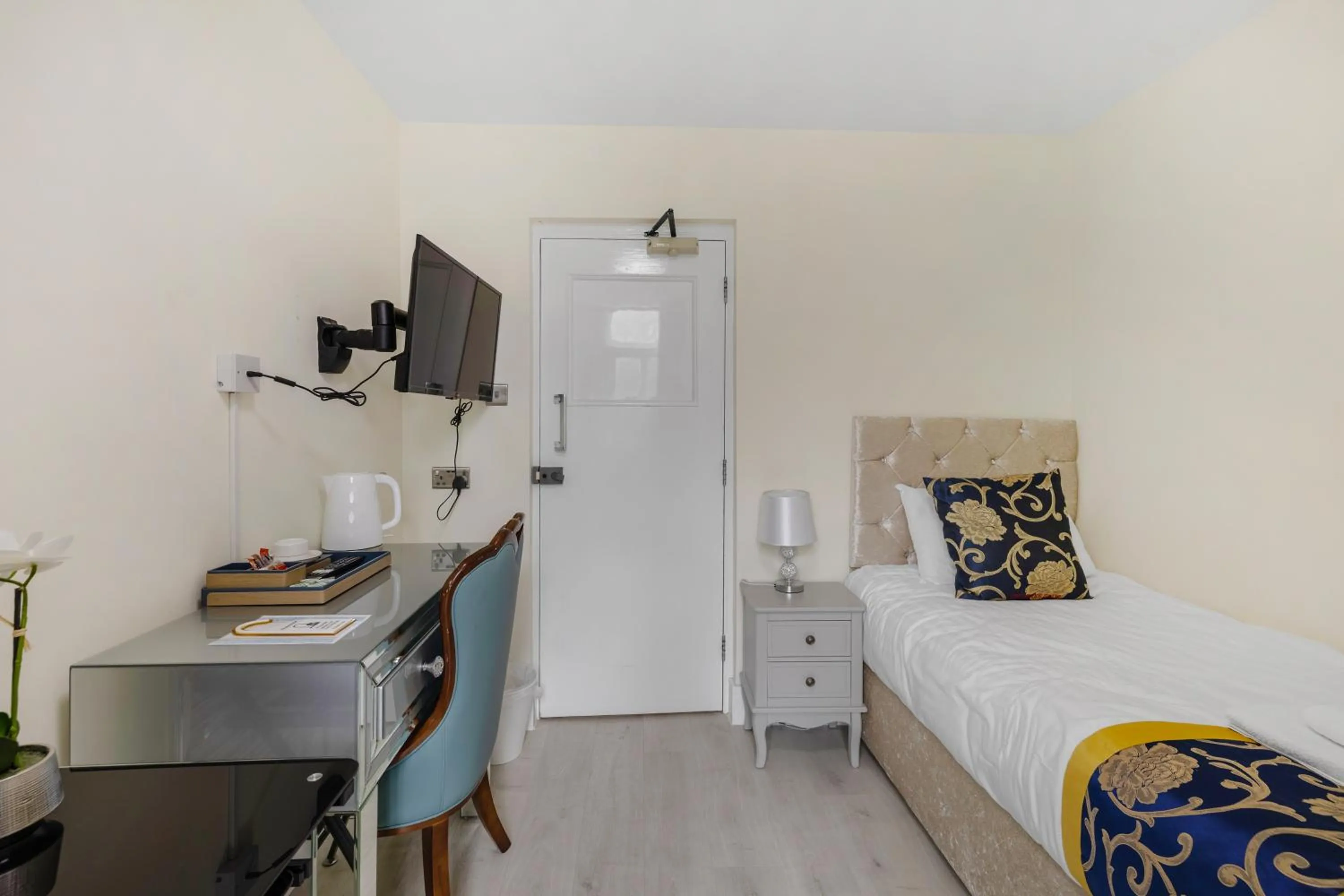 Bedroom, Bed in Drake Hotel Plymouth