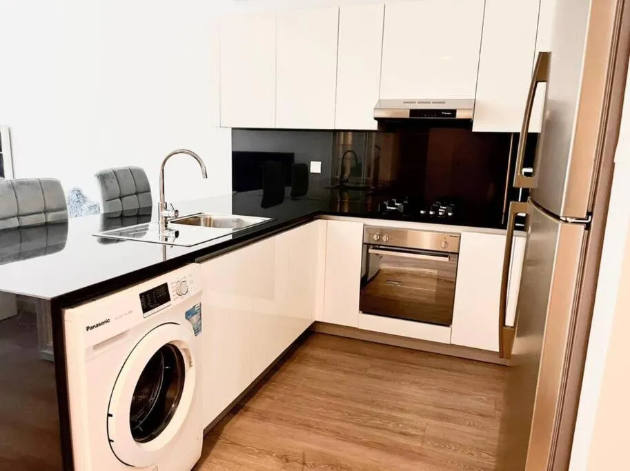 Kitchen or kitchenette in ModernLux - Lovely Studio Apartment in JVT next to Park