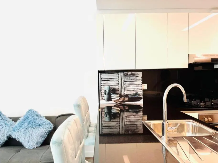 Kitchen or kitchenette in ModernLux - Lovely Studio Apartment in JVT next to Park
