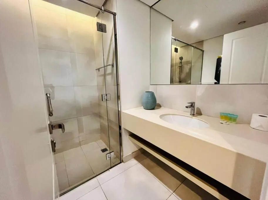 Bathroom in ModernLux - Lovely Studio Apartment in JVT next to Park