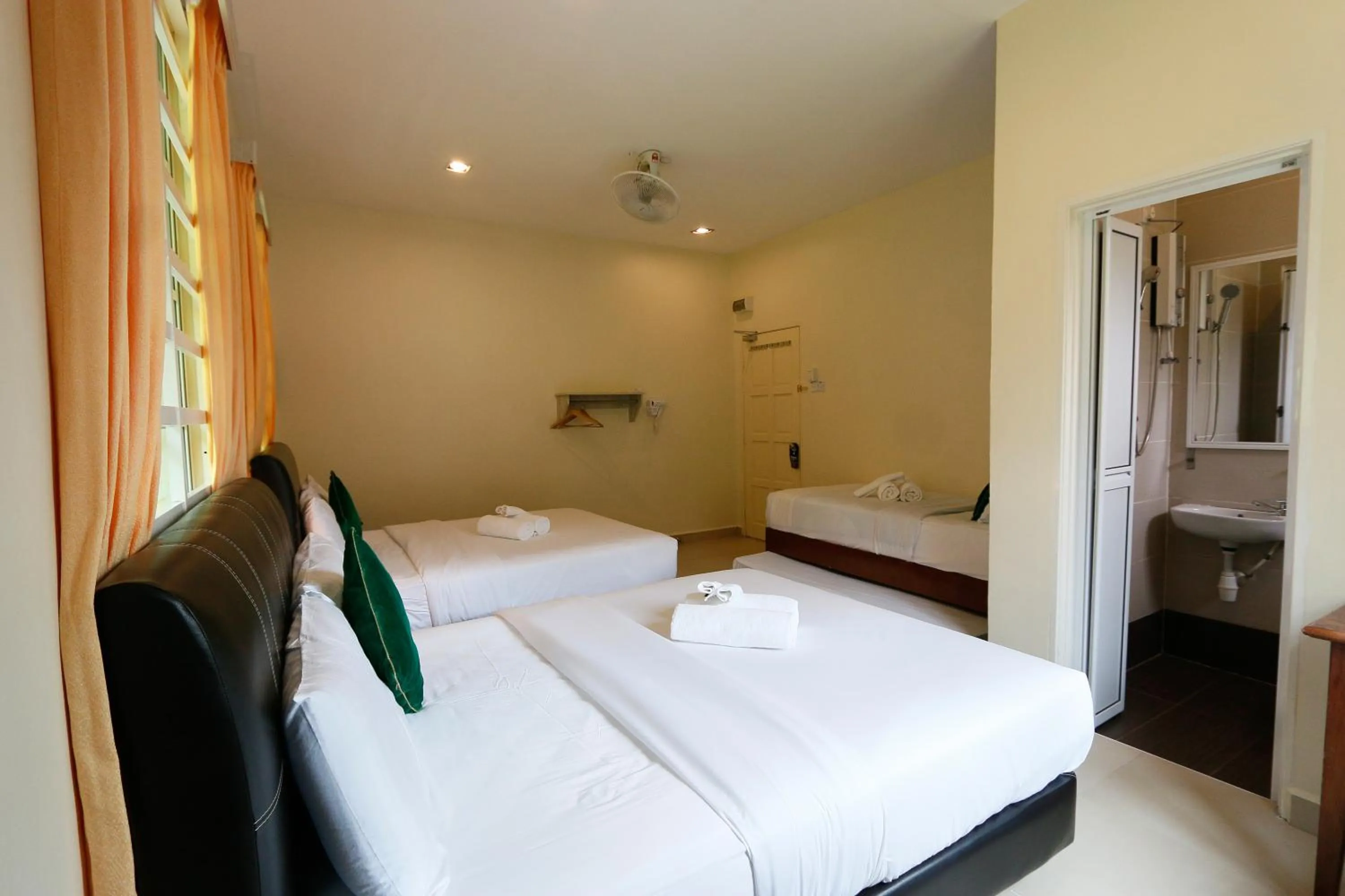 Bedroom, Bed in Golden Lodge