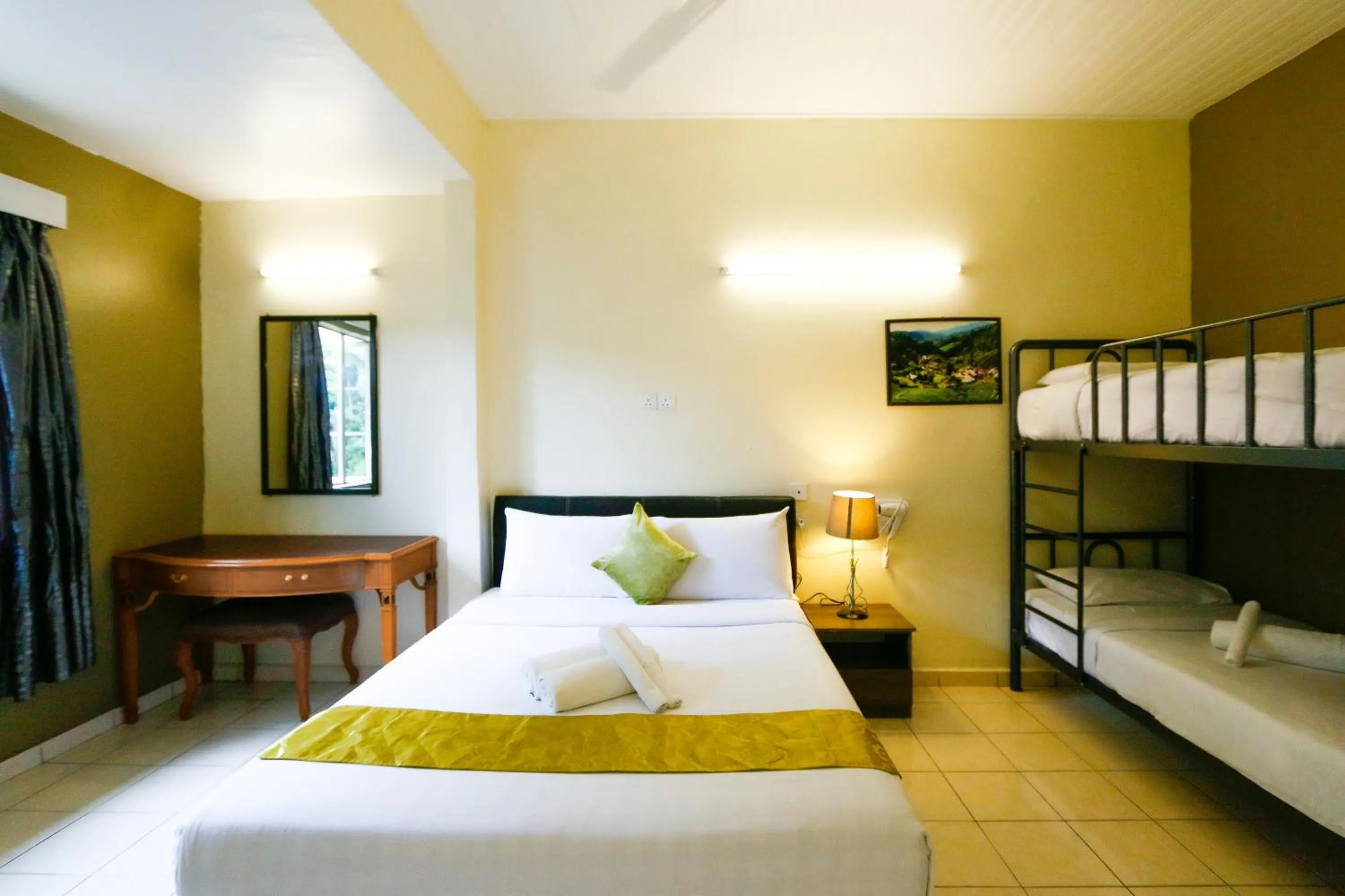 Bedroom, Bed in Golden Lodge