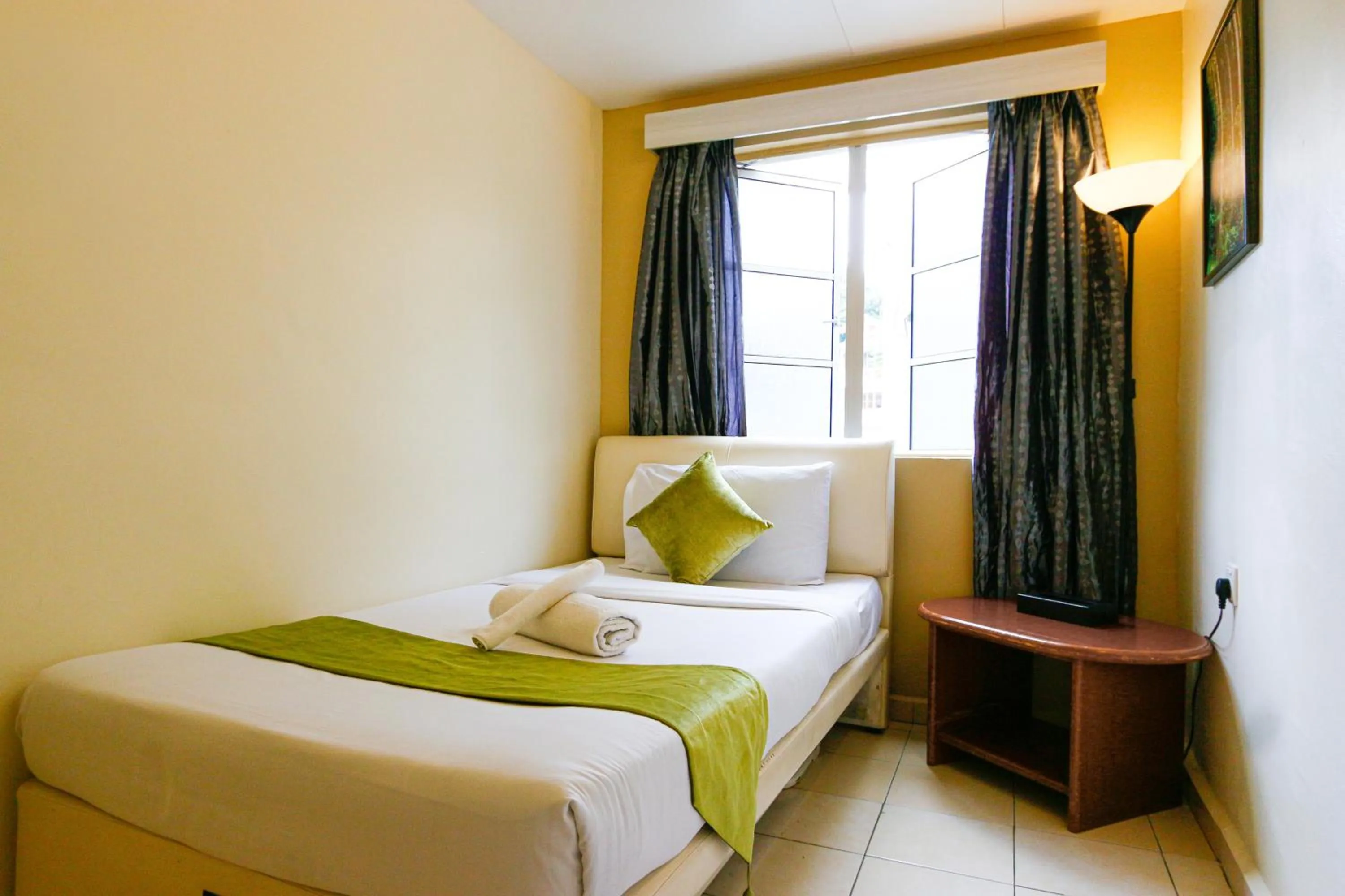 Bedroom, Bed in Golden Lodge