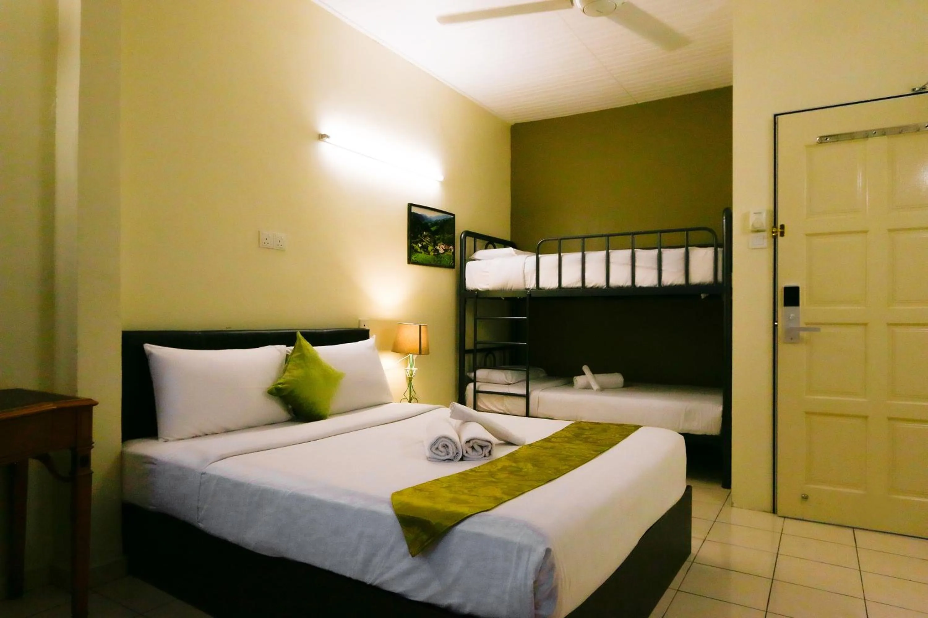 Bedroom, Bed in Golden Lodge