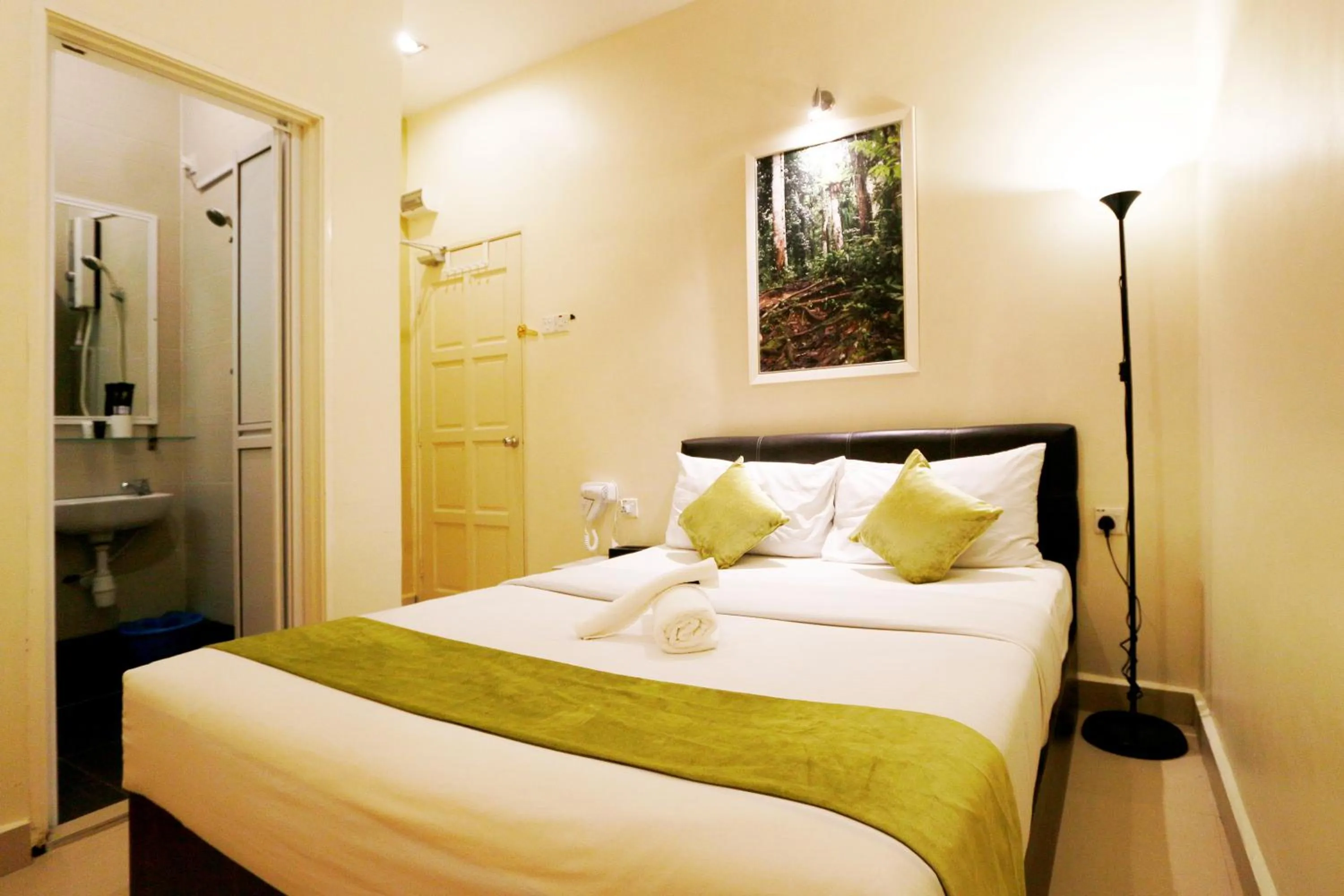 Photo of the whole room, Bed in Golden Lodge