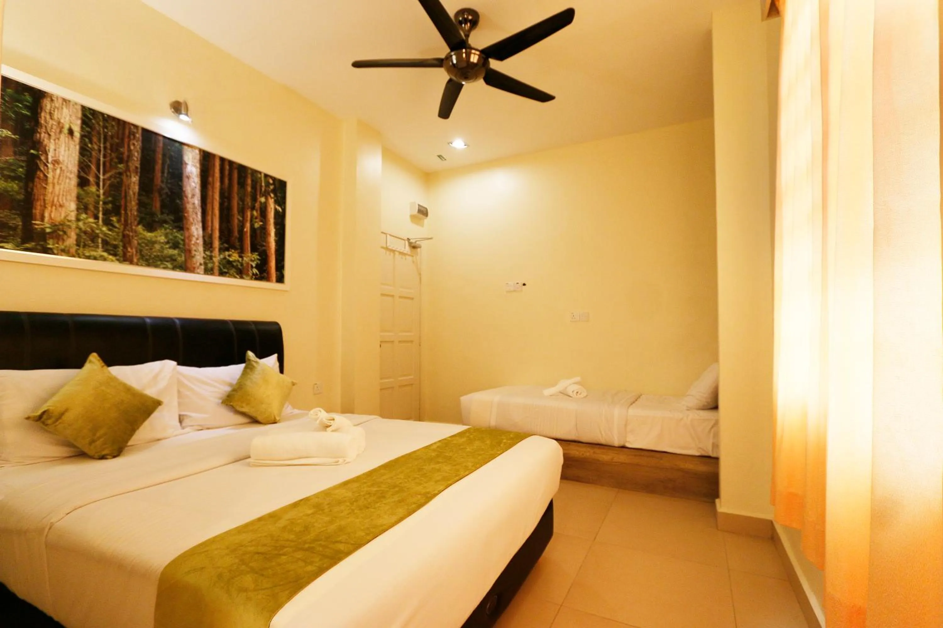 Bedroom, Bed in Golden Lodge