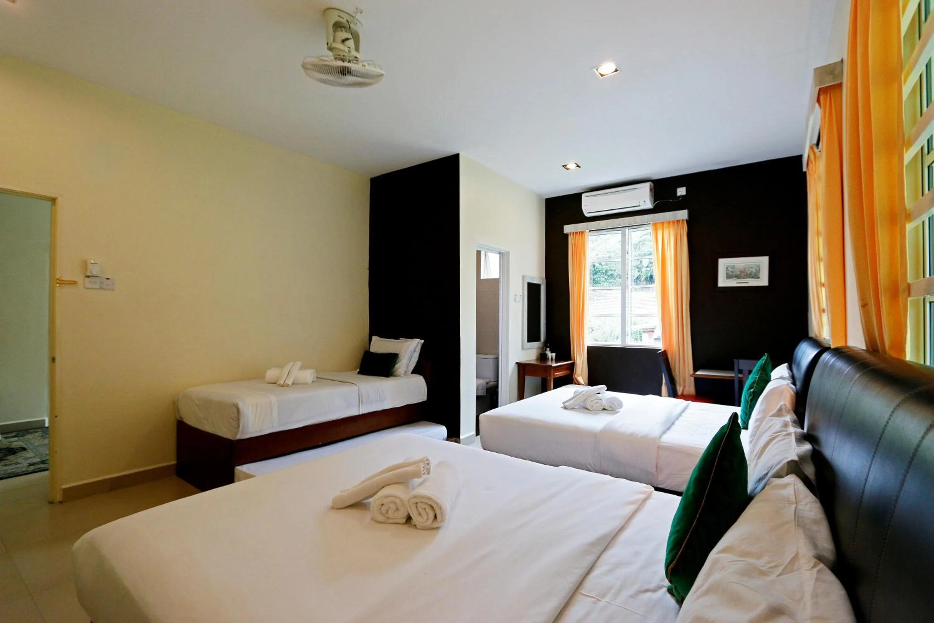 Bedroom, Bed in Golden Lodge