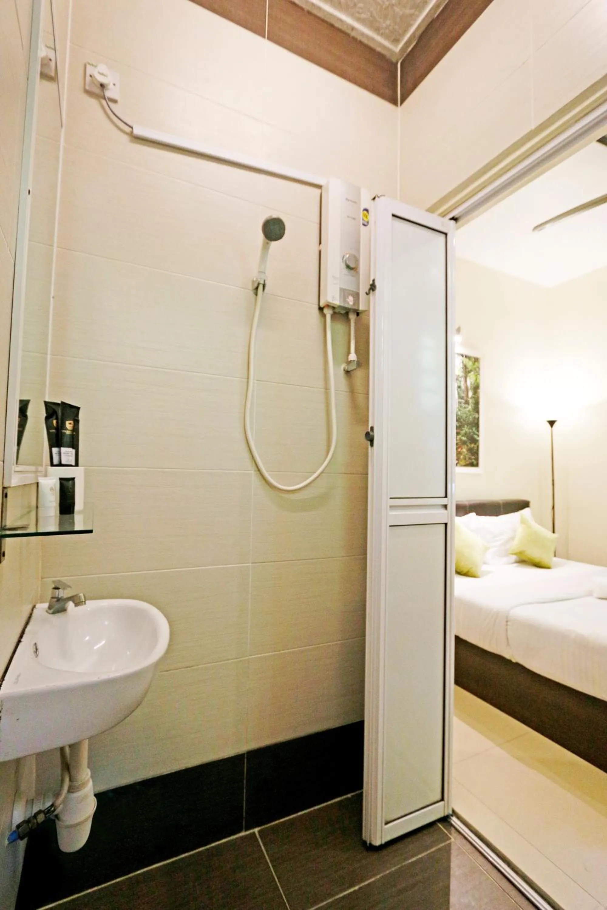 Bathroom, Bed in Golden Lodge