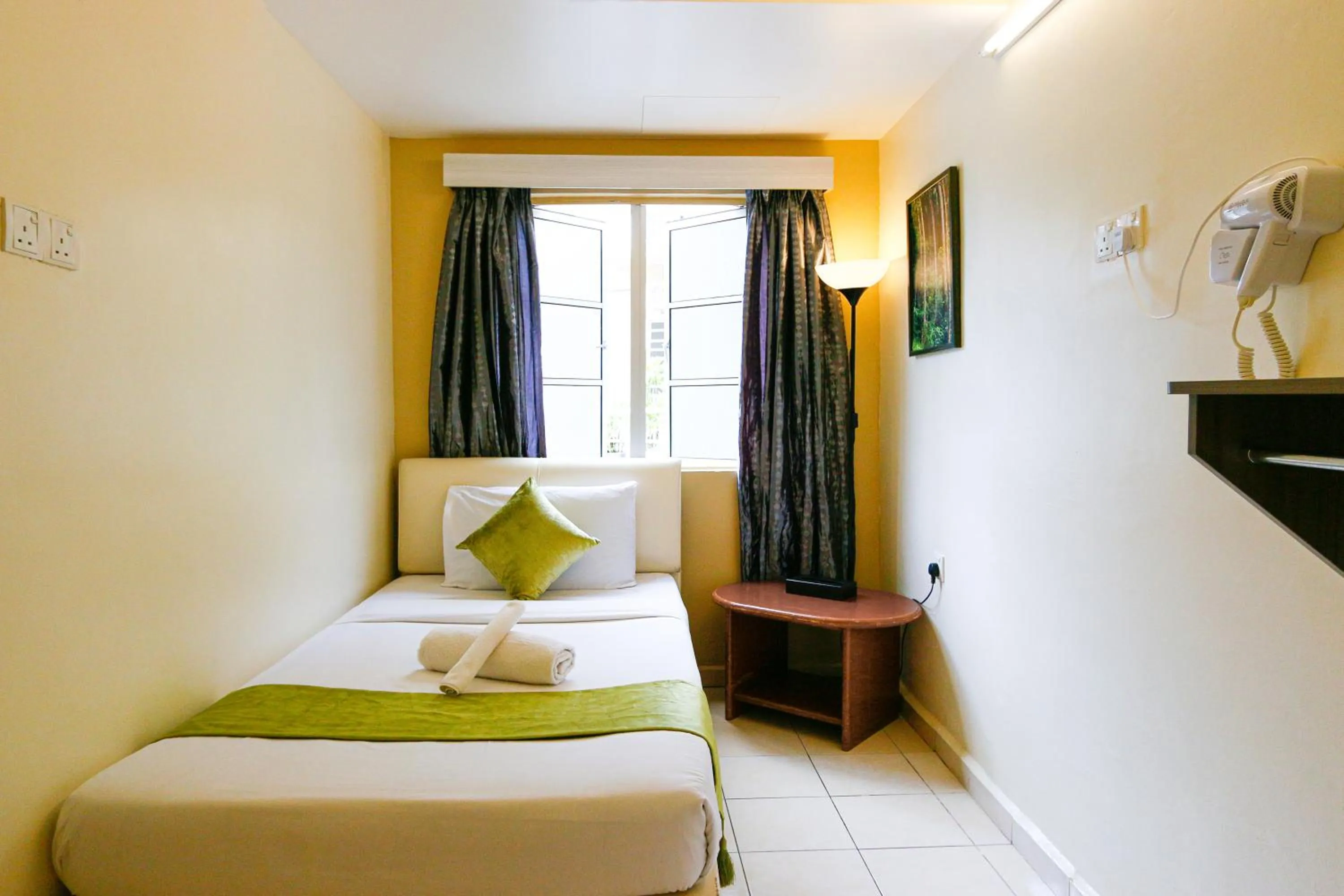 Photo of the whole room, Bed in Golden Lodge