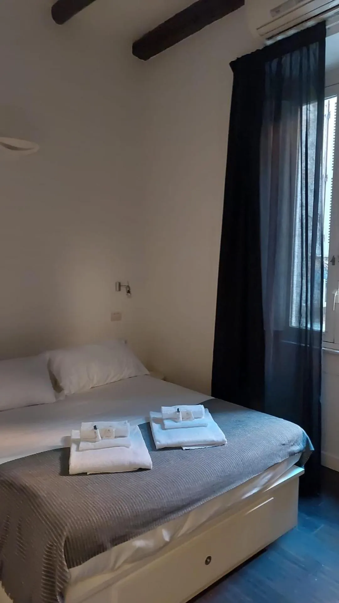 Bed in EasyInRome Navona