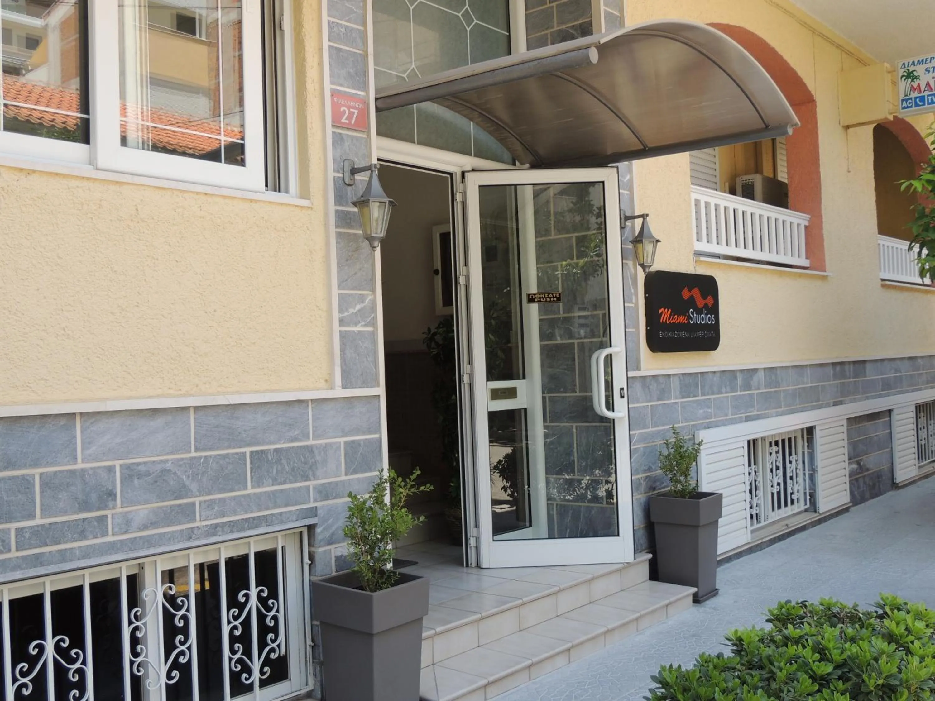 Facade/entrance in Miami Studios