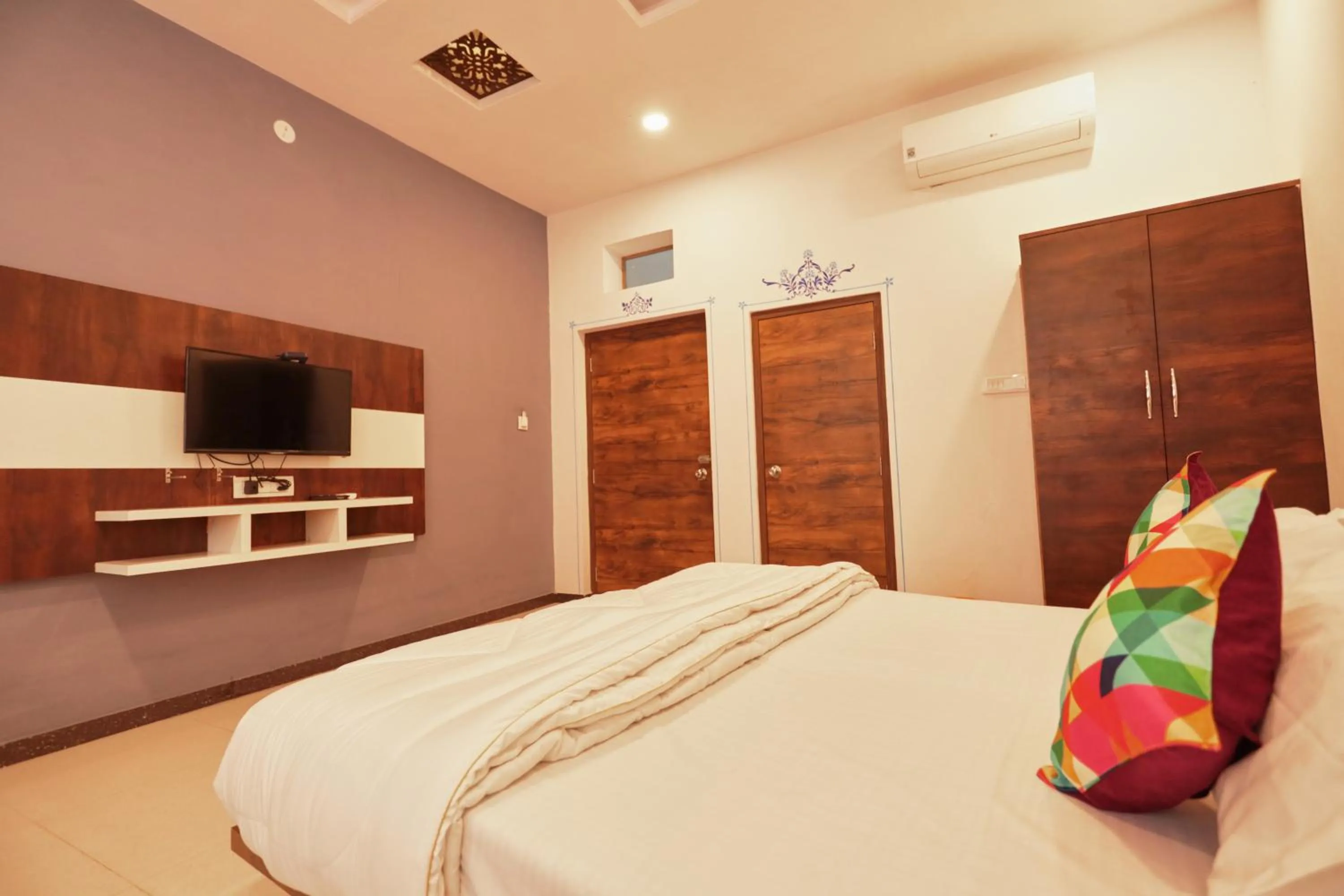 Bed in Neev Haweli