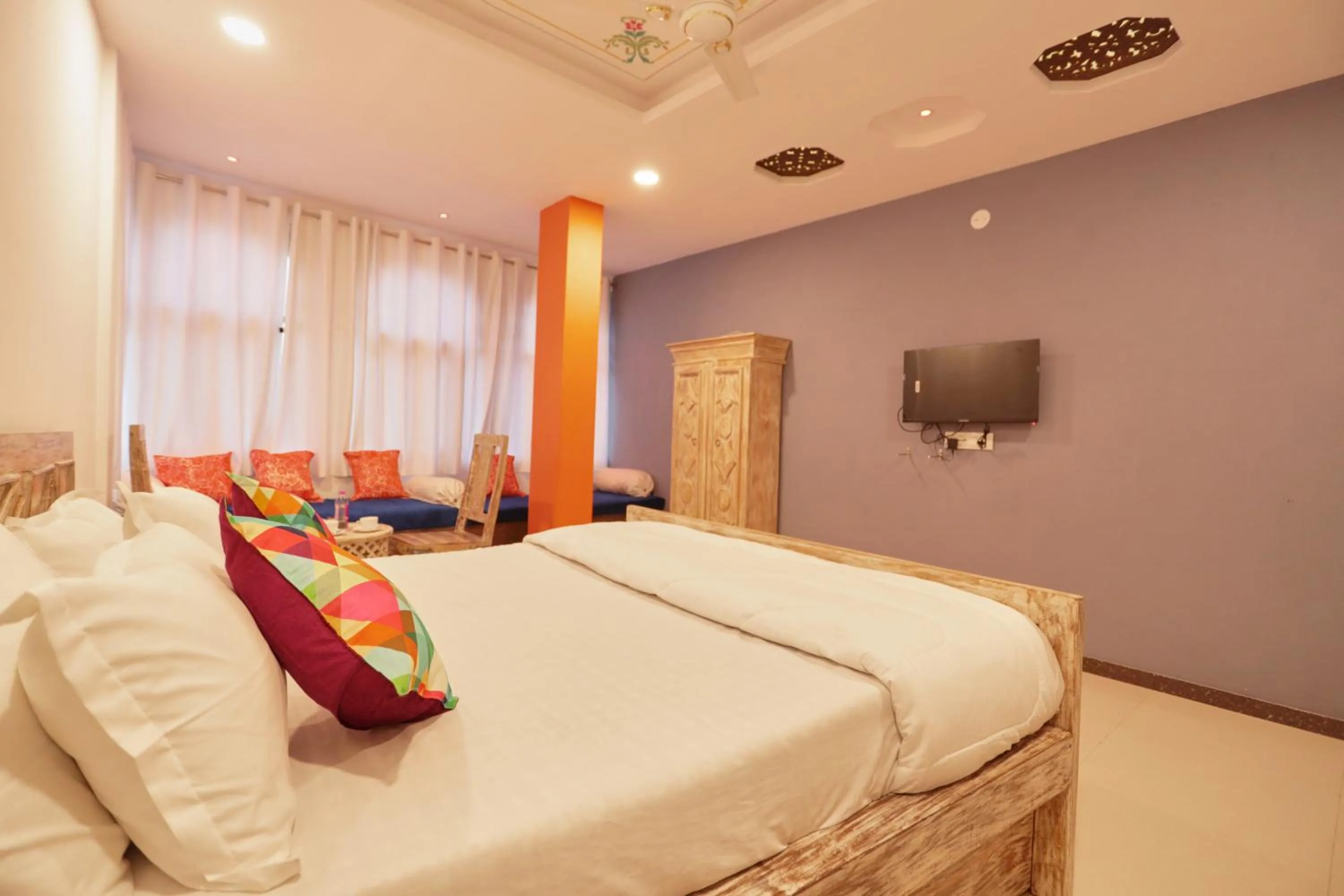 Communal lounge/ TV room, Bed in Neev Haweli