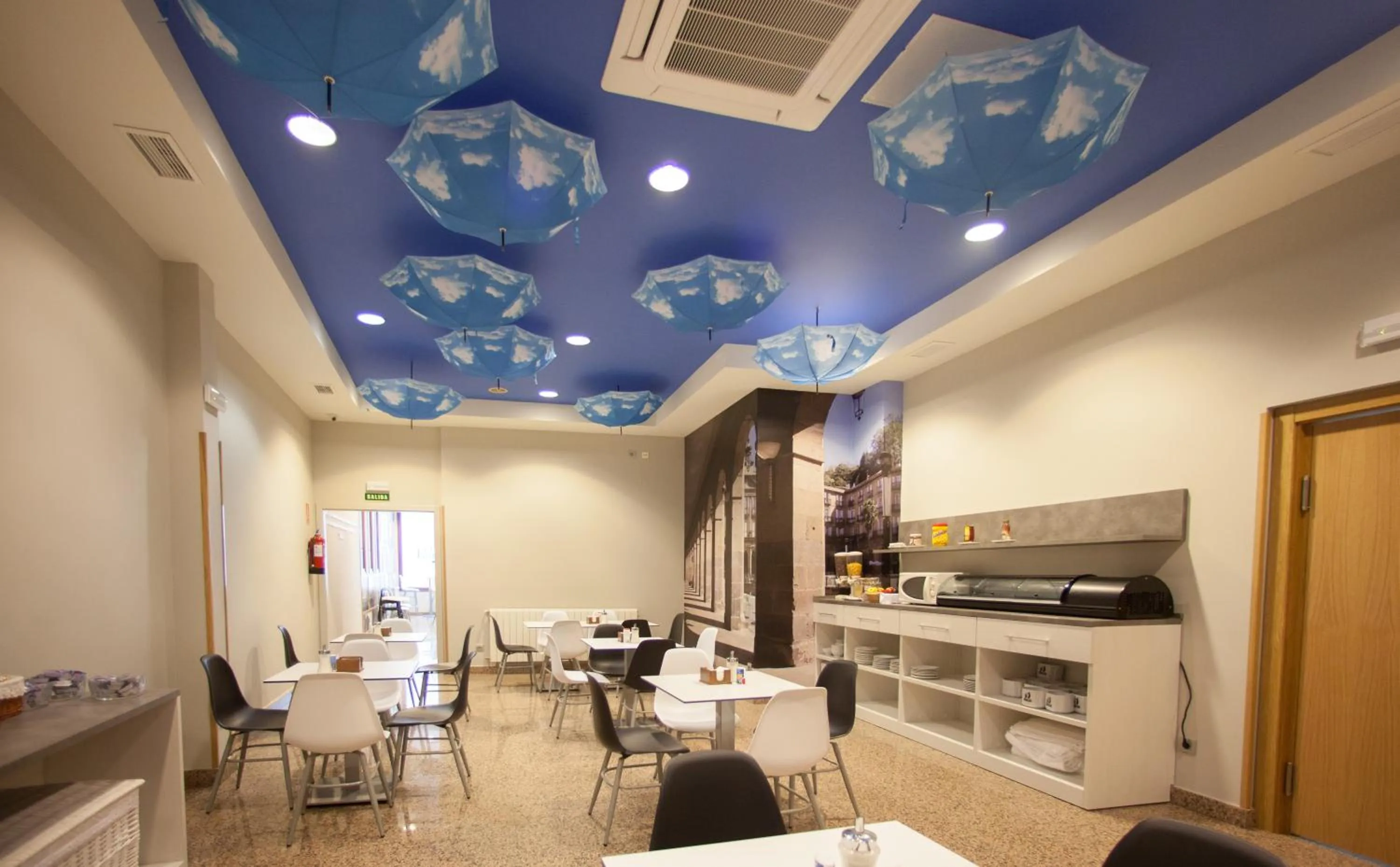 Lounge or bar in Hotel Silken Sirimiri