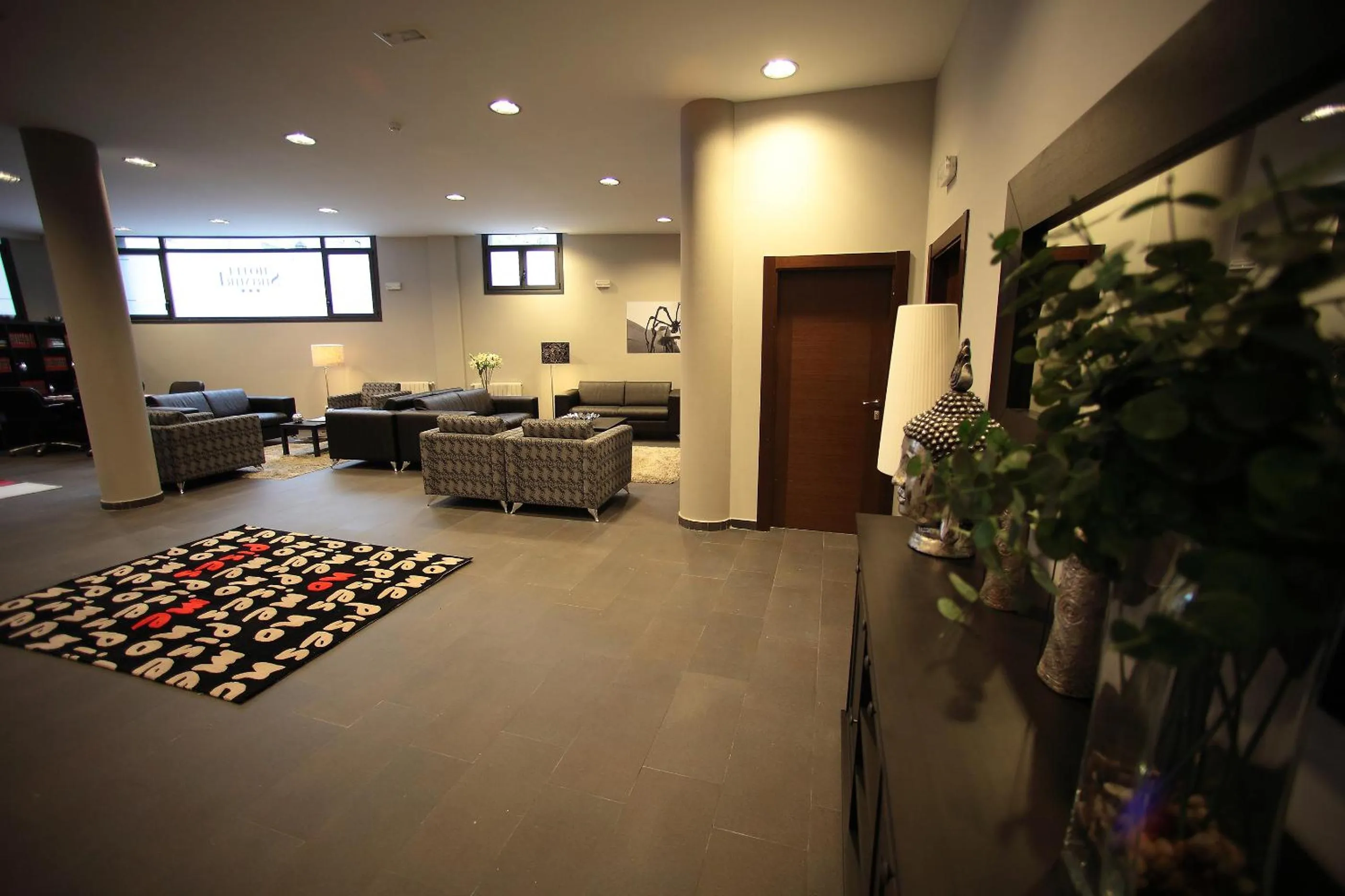 Communal lounge/ TV room in Hotel Silken Sirimiri