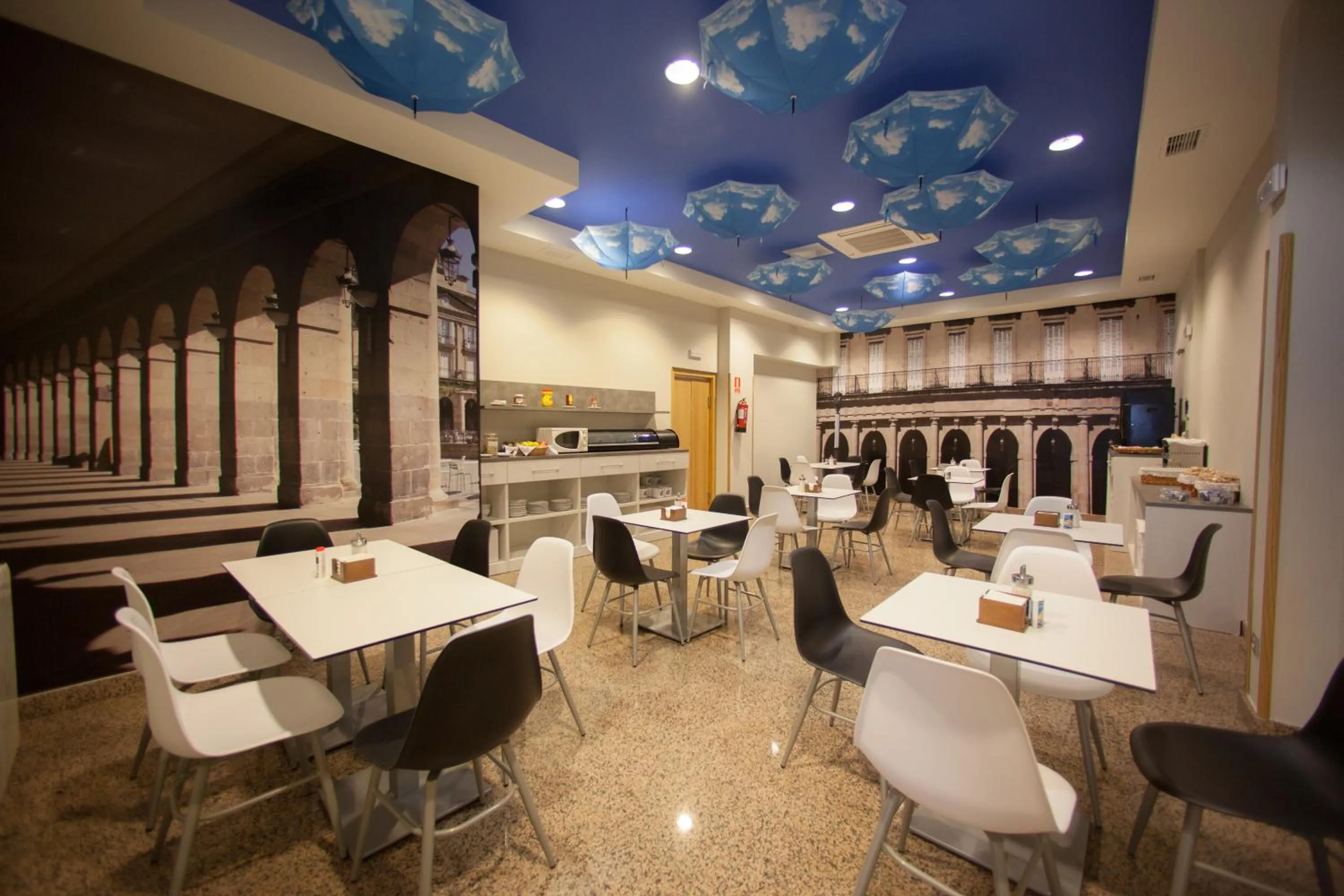 Lounge or bar in Hotel Silken Sirimiri