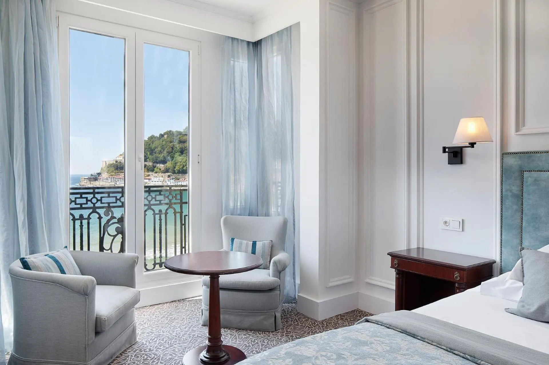 Balcony/Terrace, Bed in Hotel de Londres y de Inglaterra