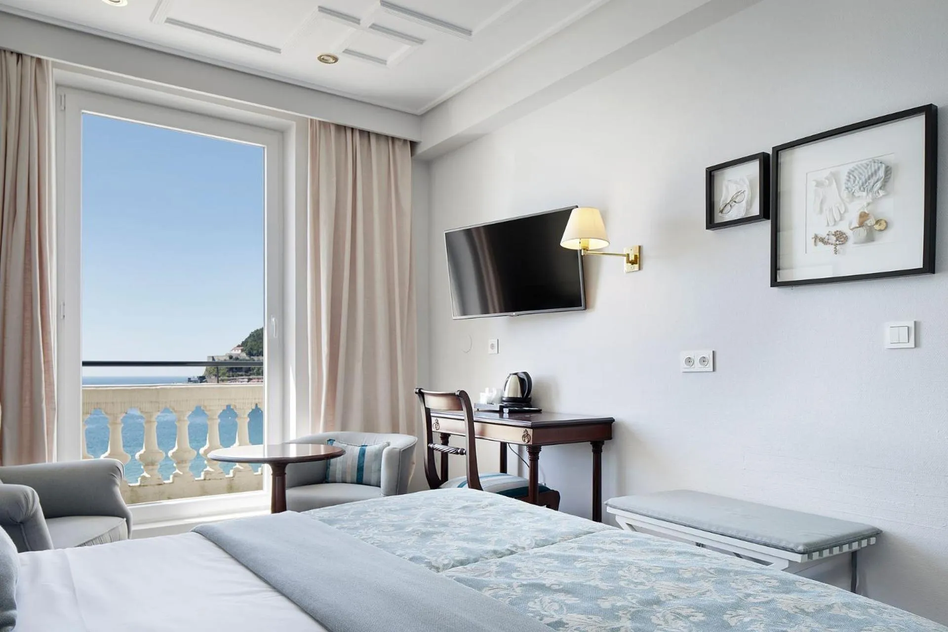 Photo of the whole room, Bed in Hotel de Londres y de Inglaterra