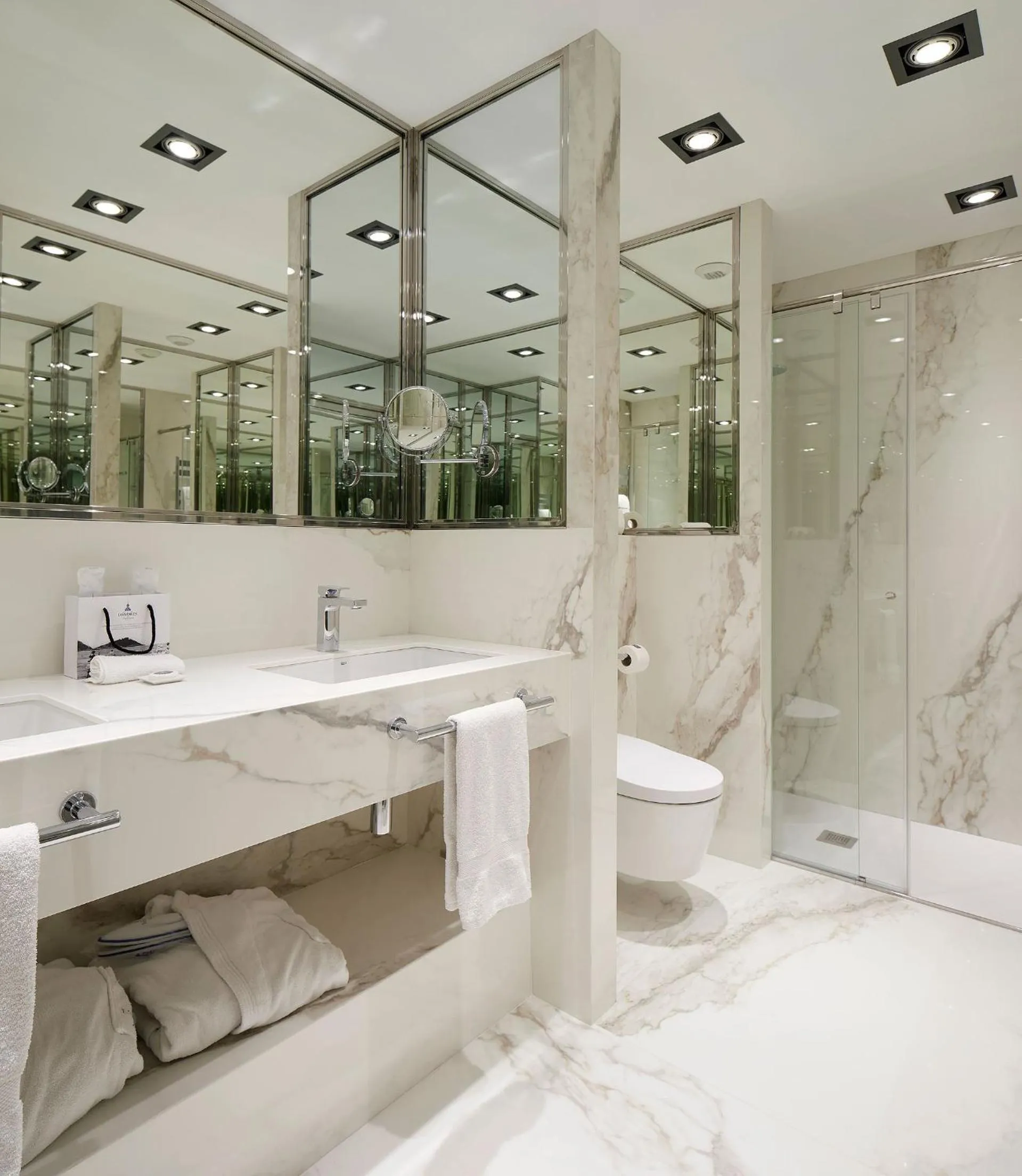 Toilet in Hotel de Londres y de Inglaterra