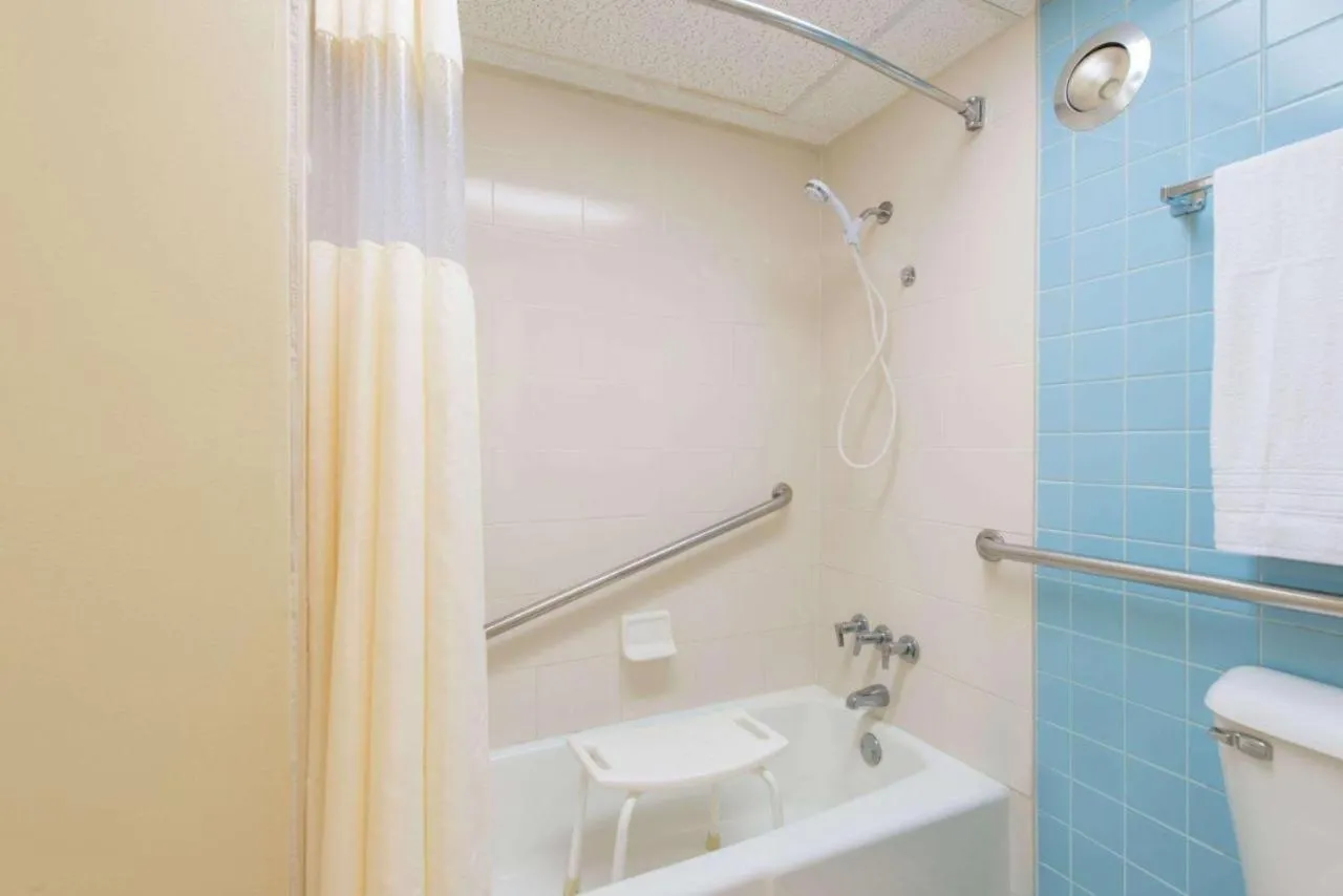 Bath in Haven Inn & Suites St Louis Hazelwood - Airport North