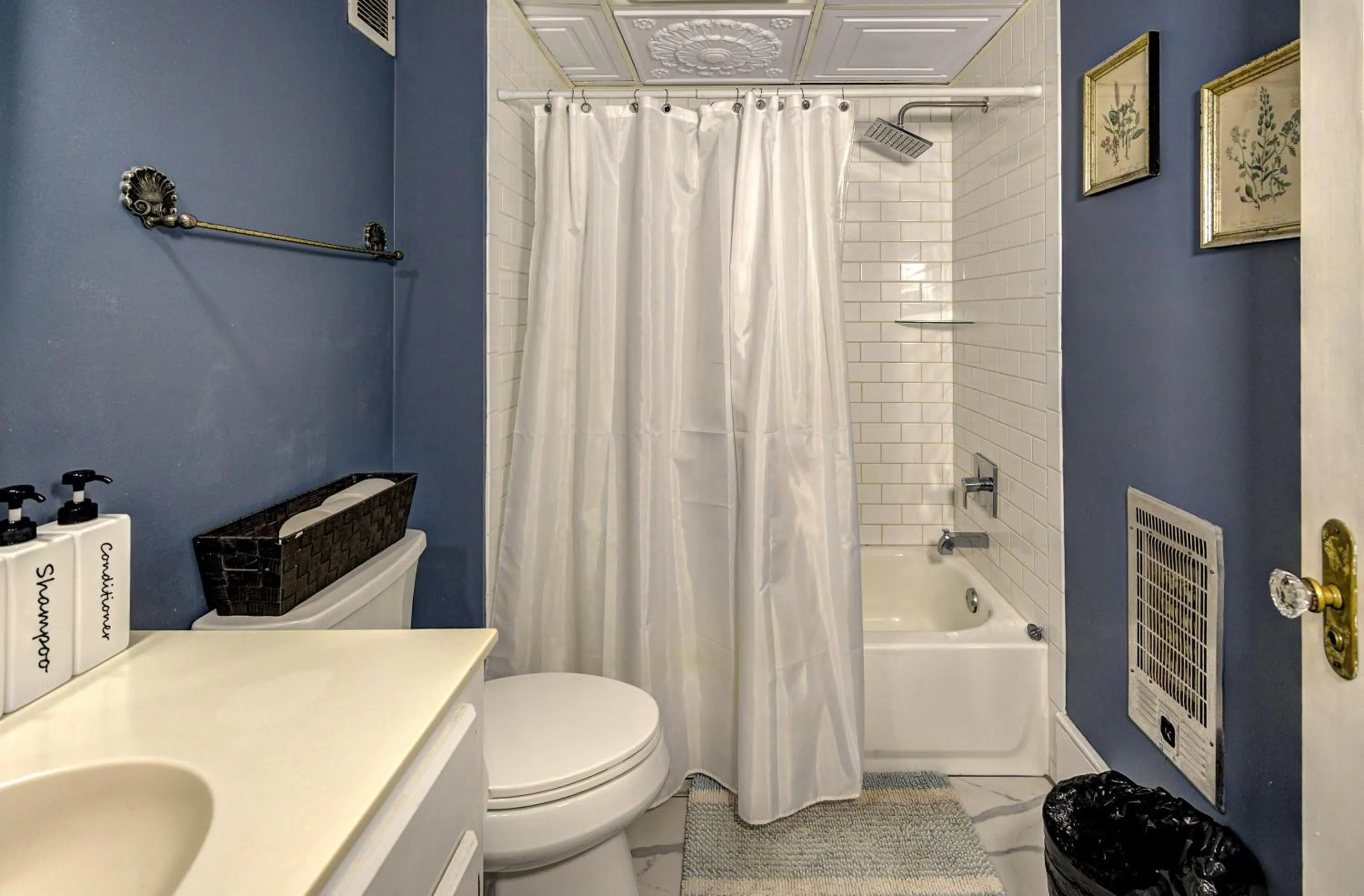 Bathroom in The Duff Green Mansion