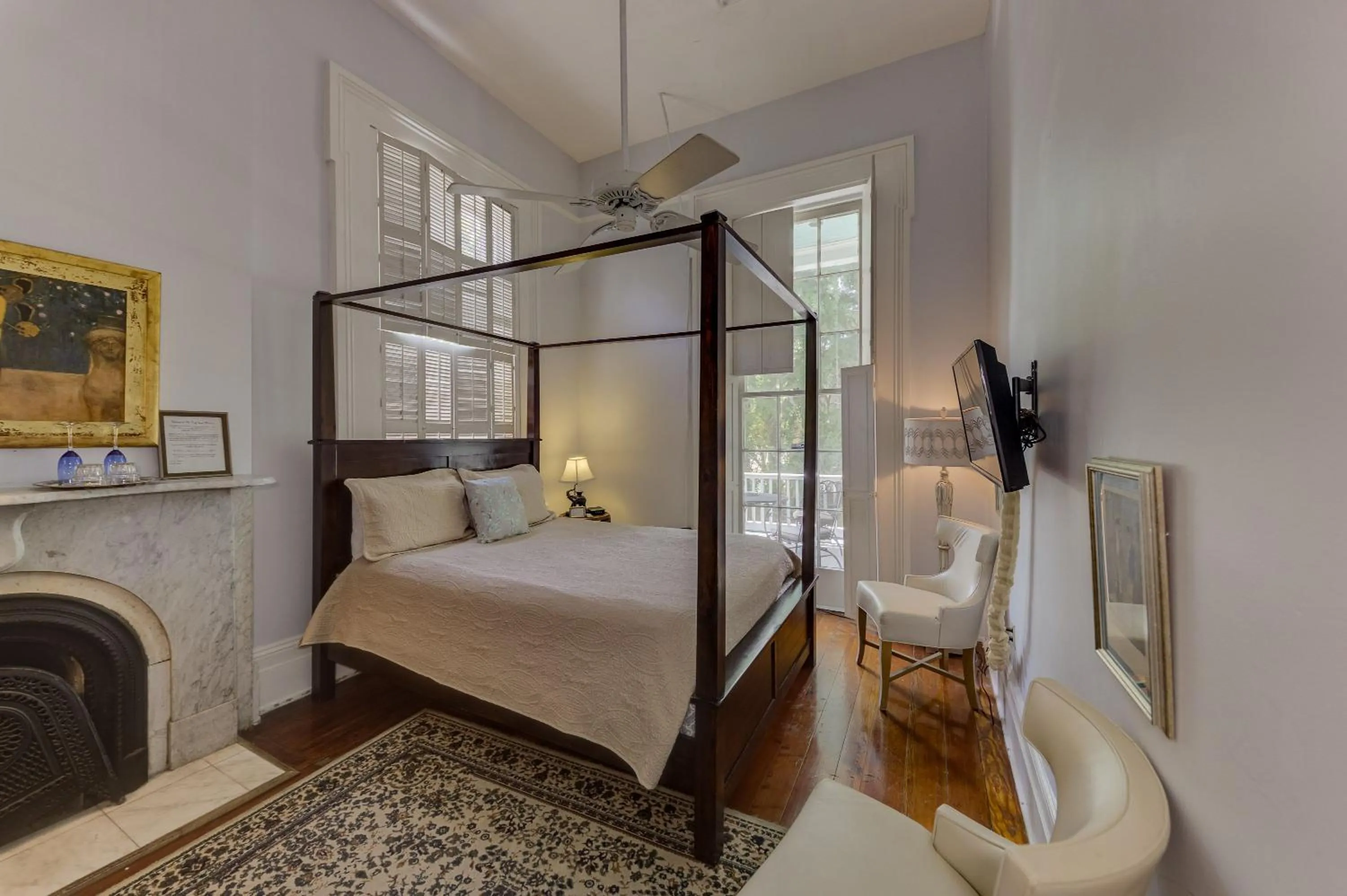 Photo of the whole room, Bed in The Duff Green Mansion