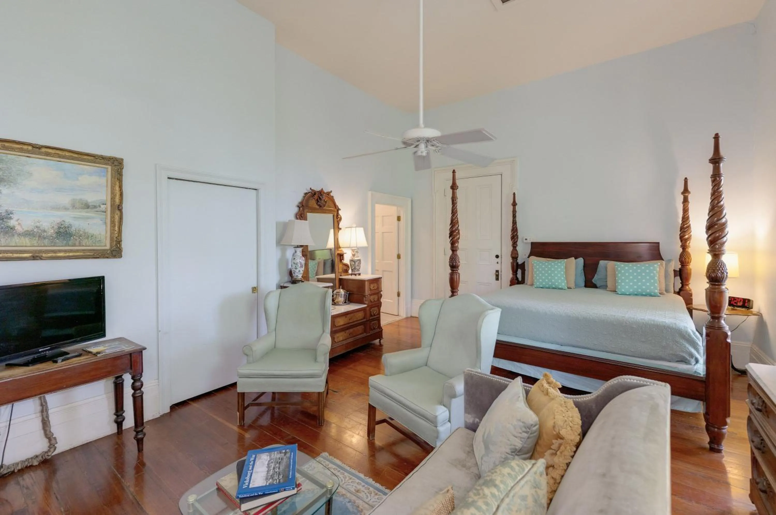 Photo of the whole room, Bed in The Duff Green Mansion