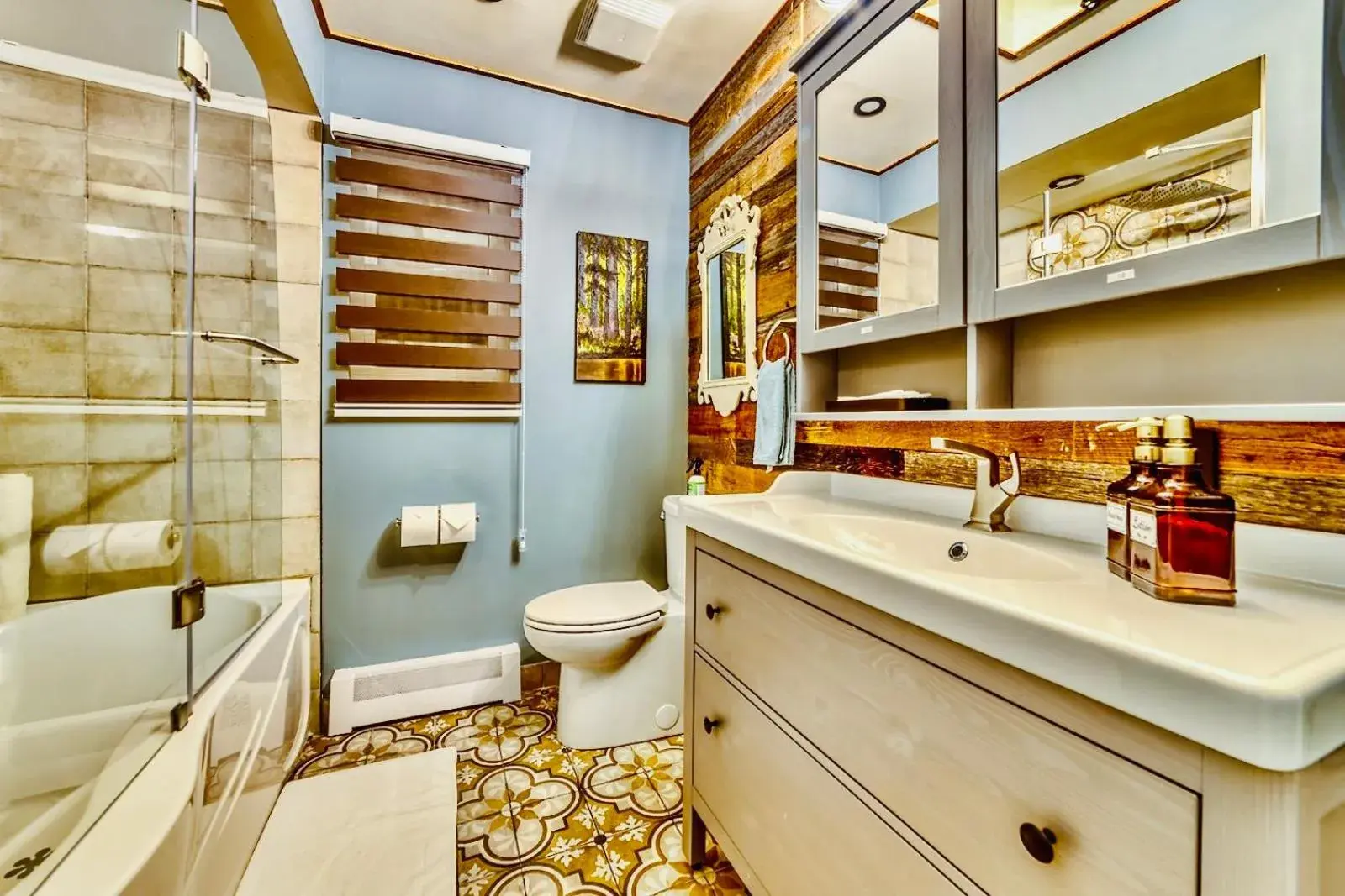 Toilet in Neocolonial Nouveau Kensington Vacation Home Toilet in Neocolonial Nouveau Kensington Vacation Home