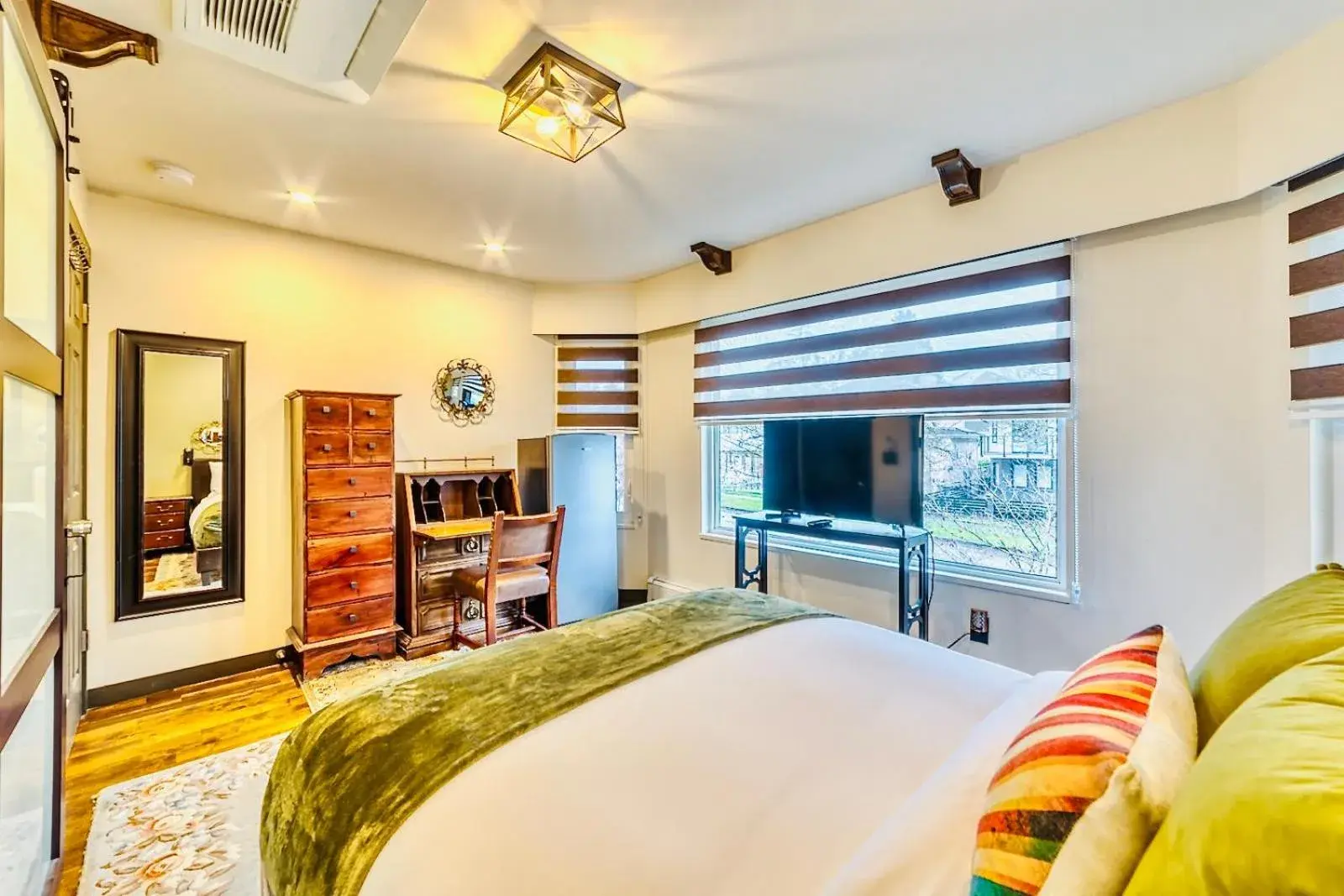 Bed in Neocolonial Nouveau Kensington Vacation Home Bed in Neocolonial Nouveau Kensington Vacation Home