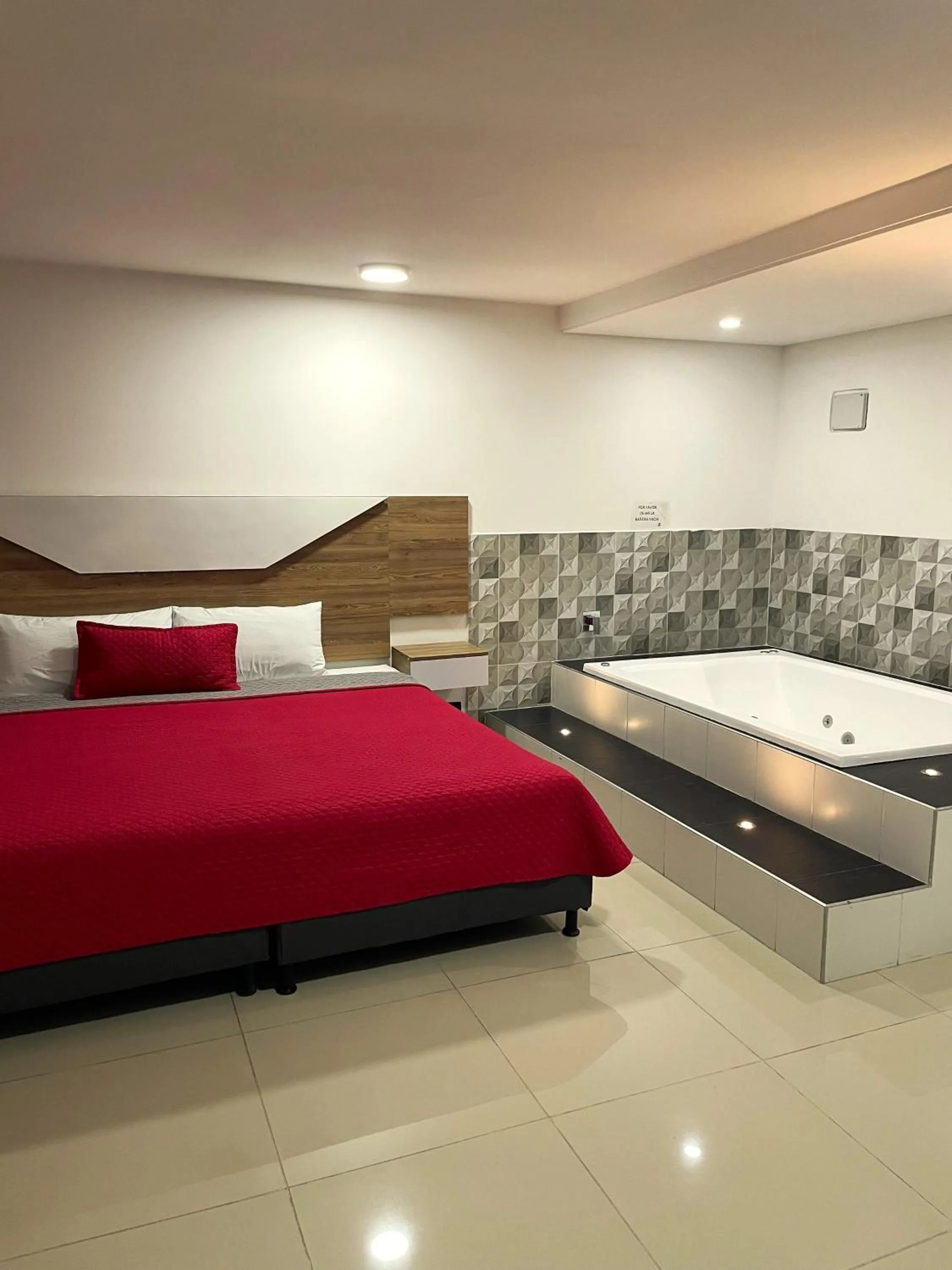 Hot Tub, Bed in Hotel Ofix