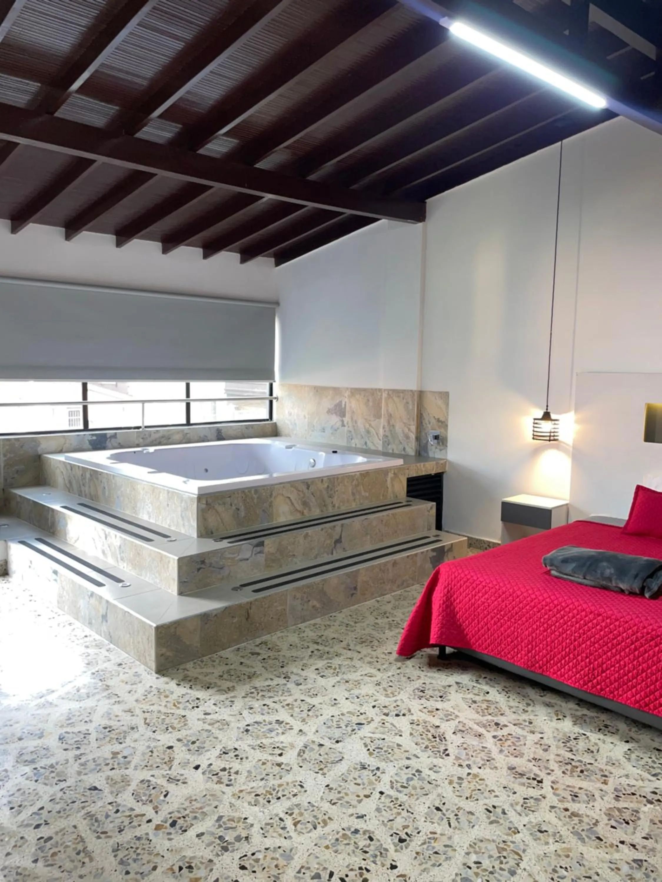 Hot Tub, Bed in Hotel Ofix