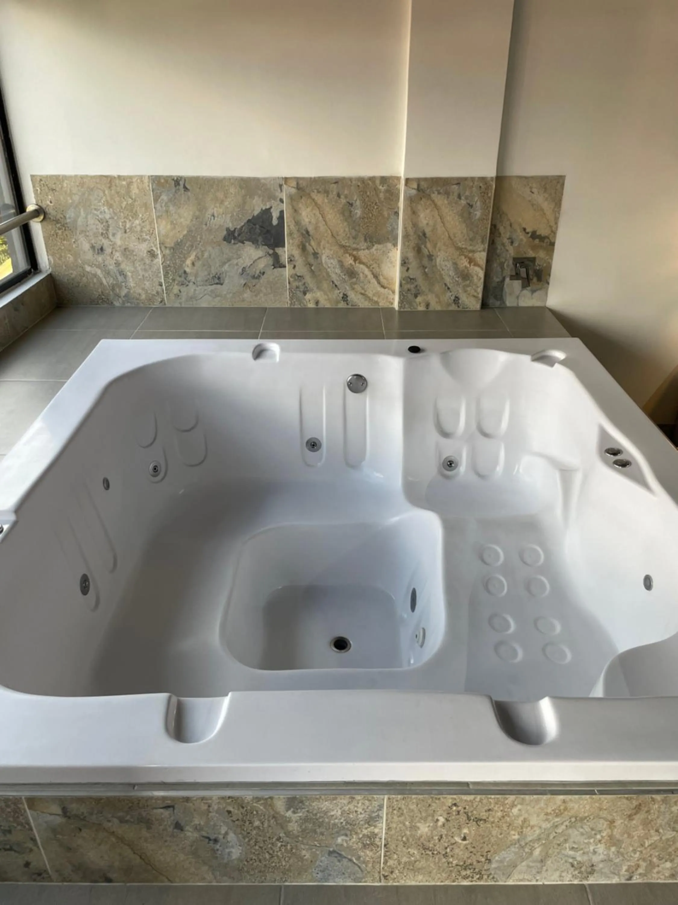 Hot Tub in Hotel Ofix