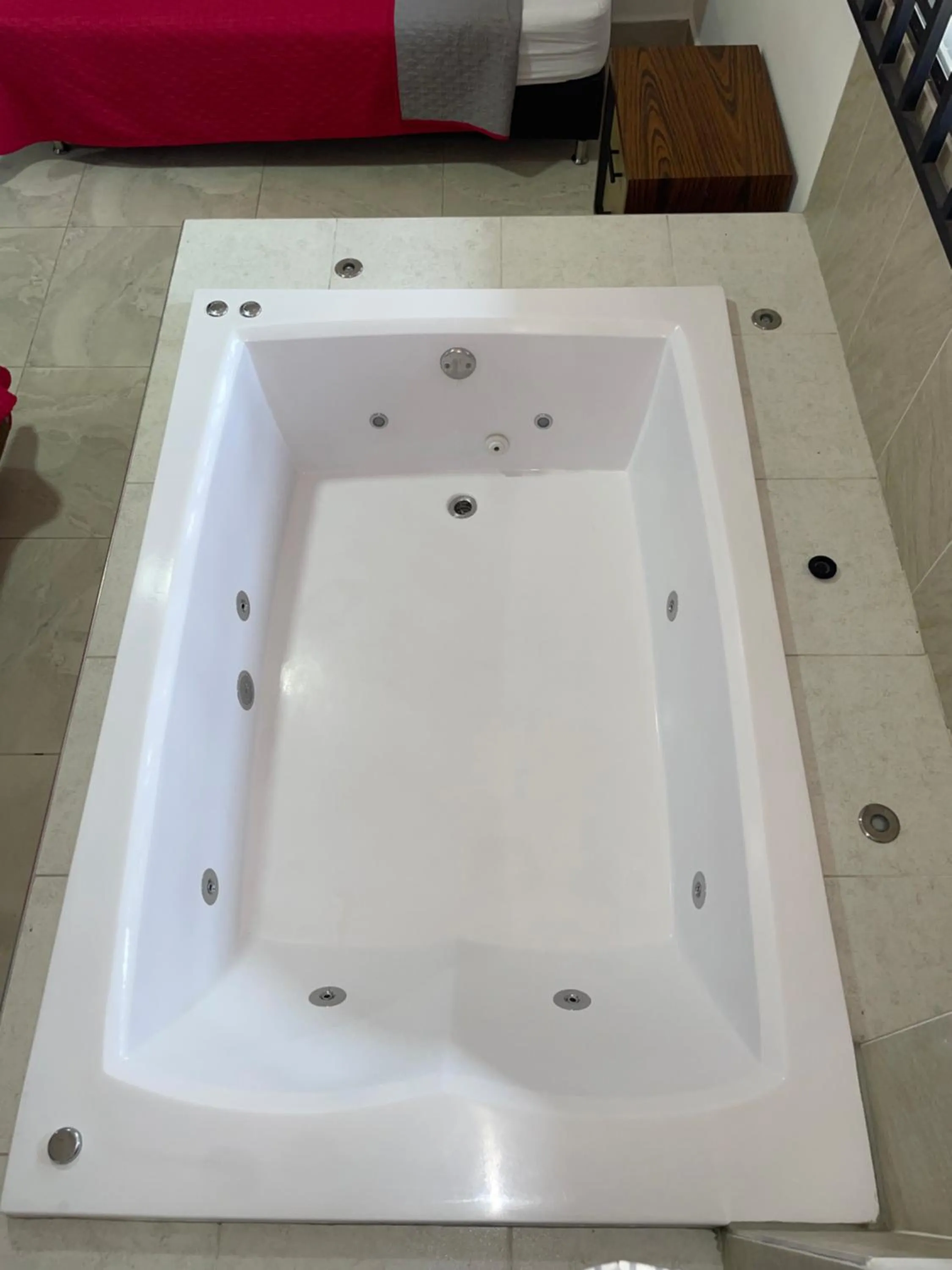 Hot Tub in Hotel Ofix