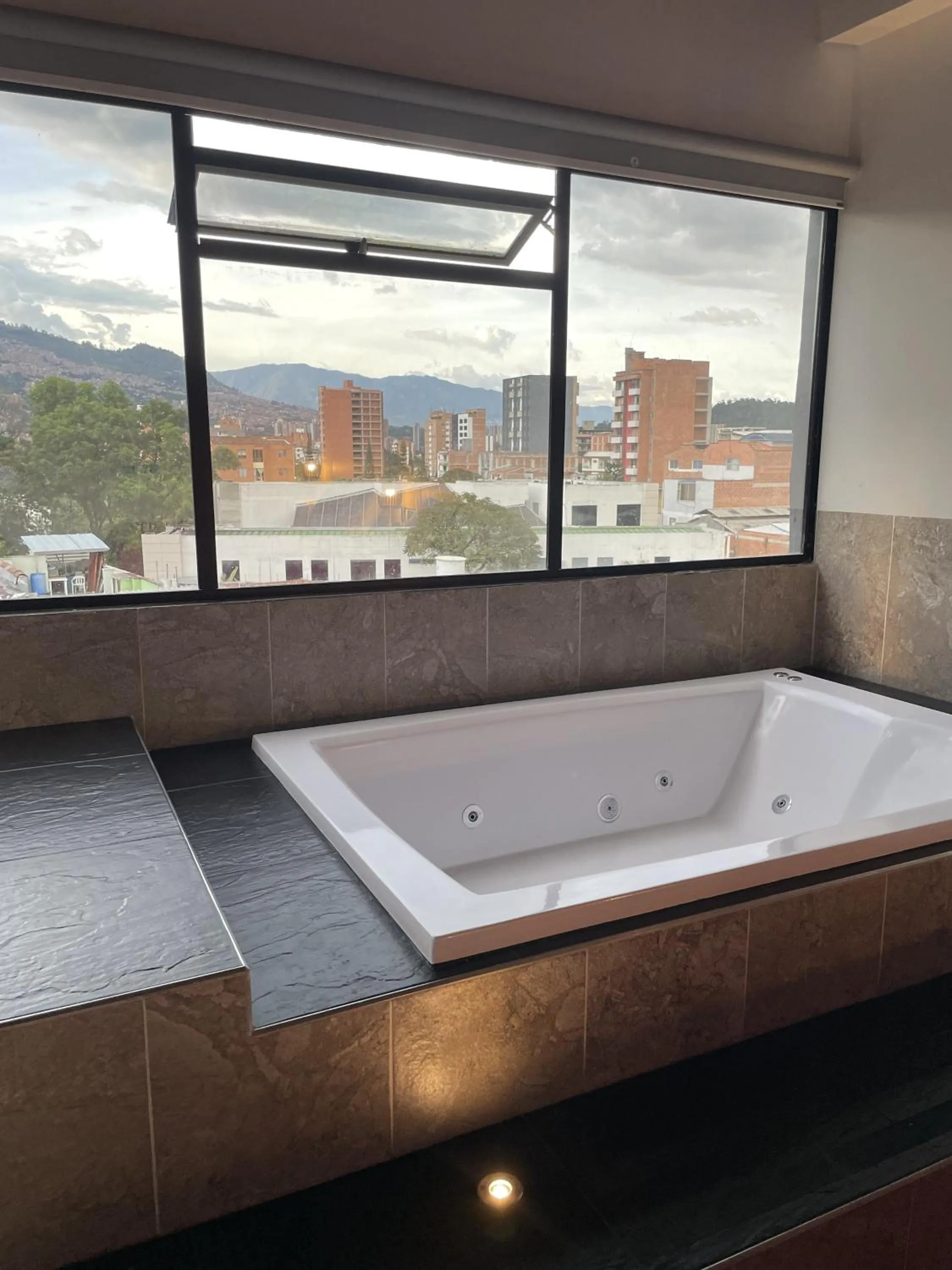 Hot Tub in Hotel Ofix