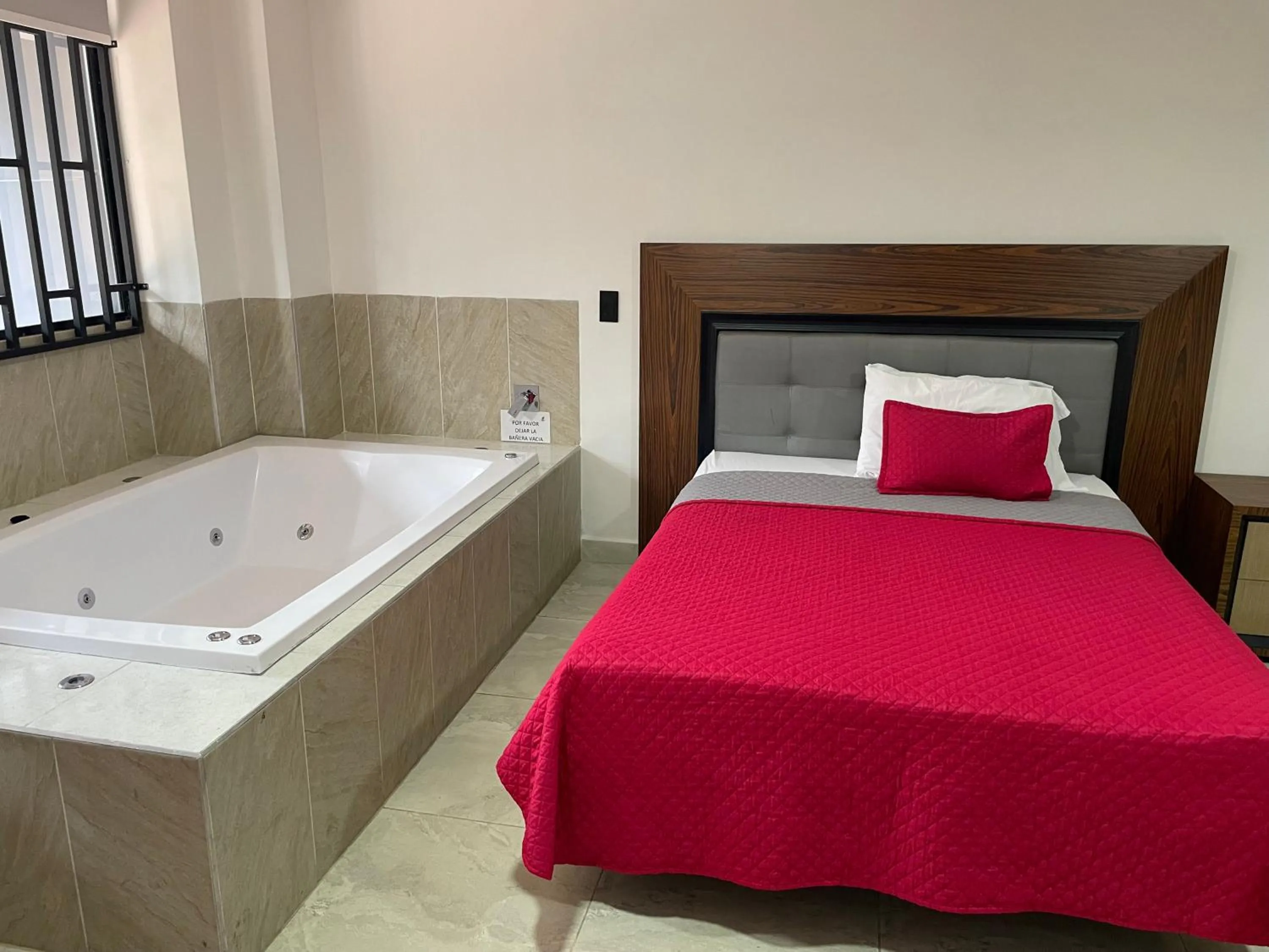 Hot Tub, Bed in Hotel Ofix