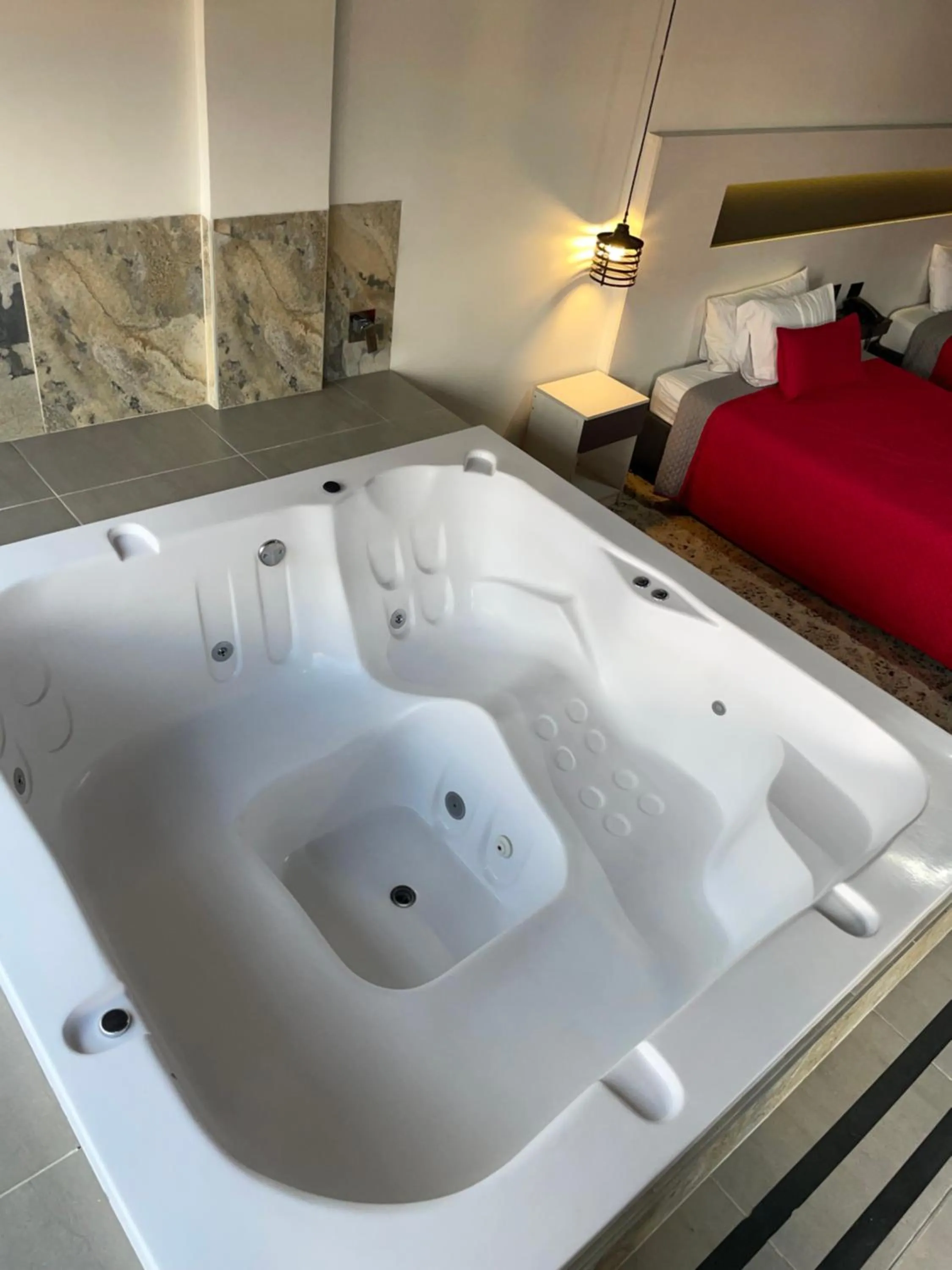 Hot Tub in Hotel Ofix