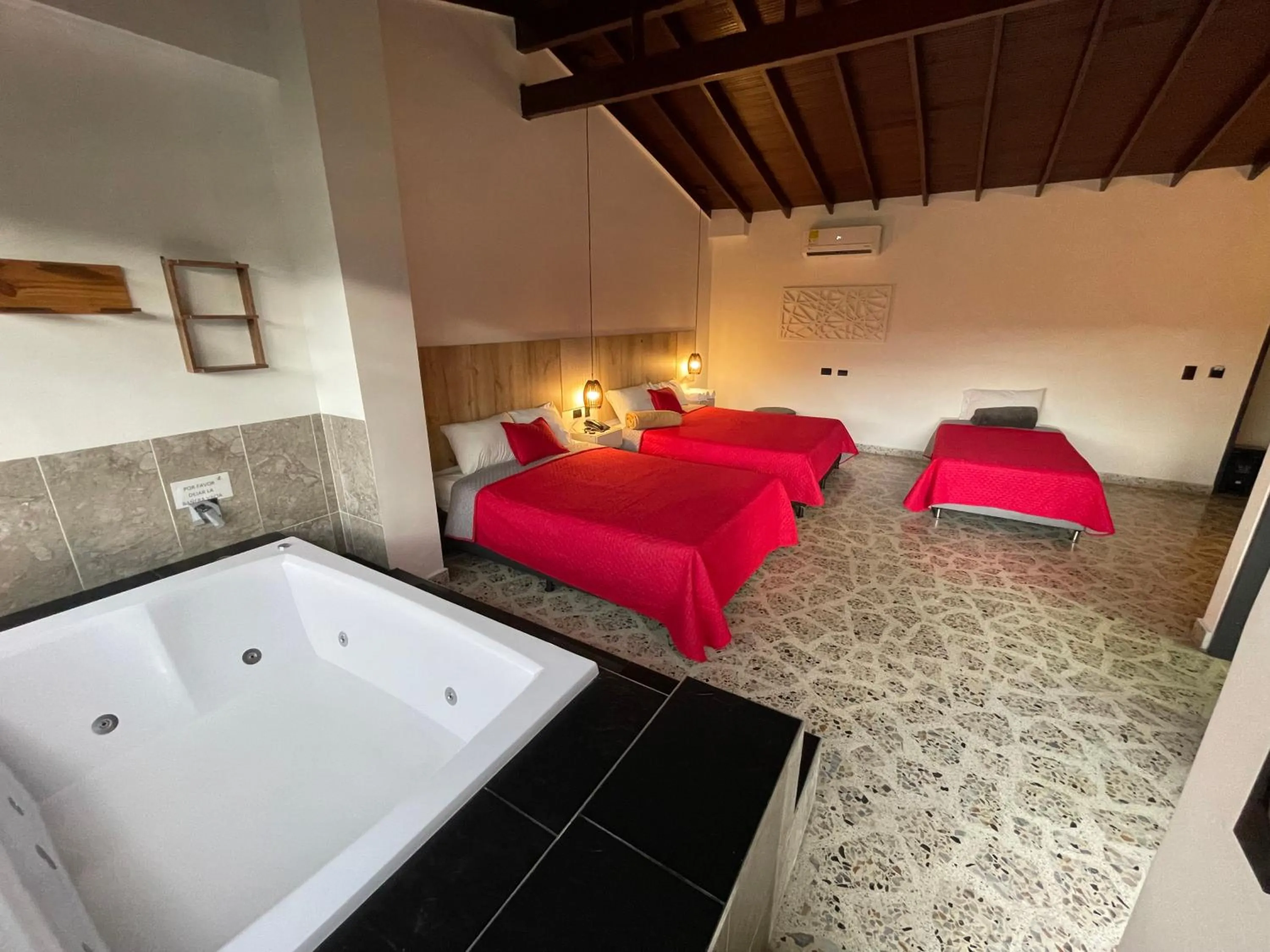 Hot Tub, Bed in Hotel Ofix