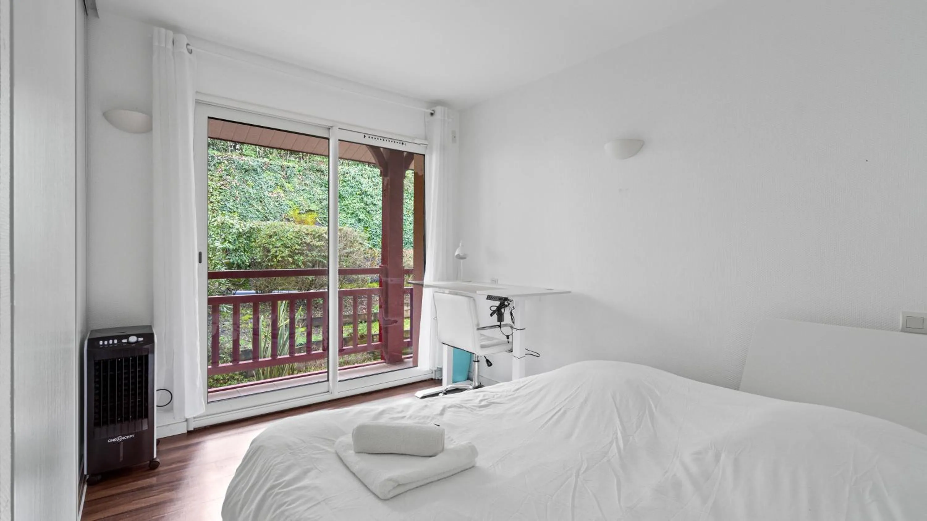 Bedroom, Bed in Superbe appartement en hyper centre, proche plage, linge et ménage inclus