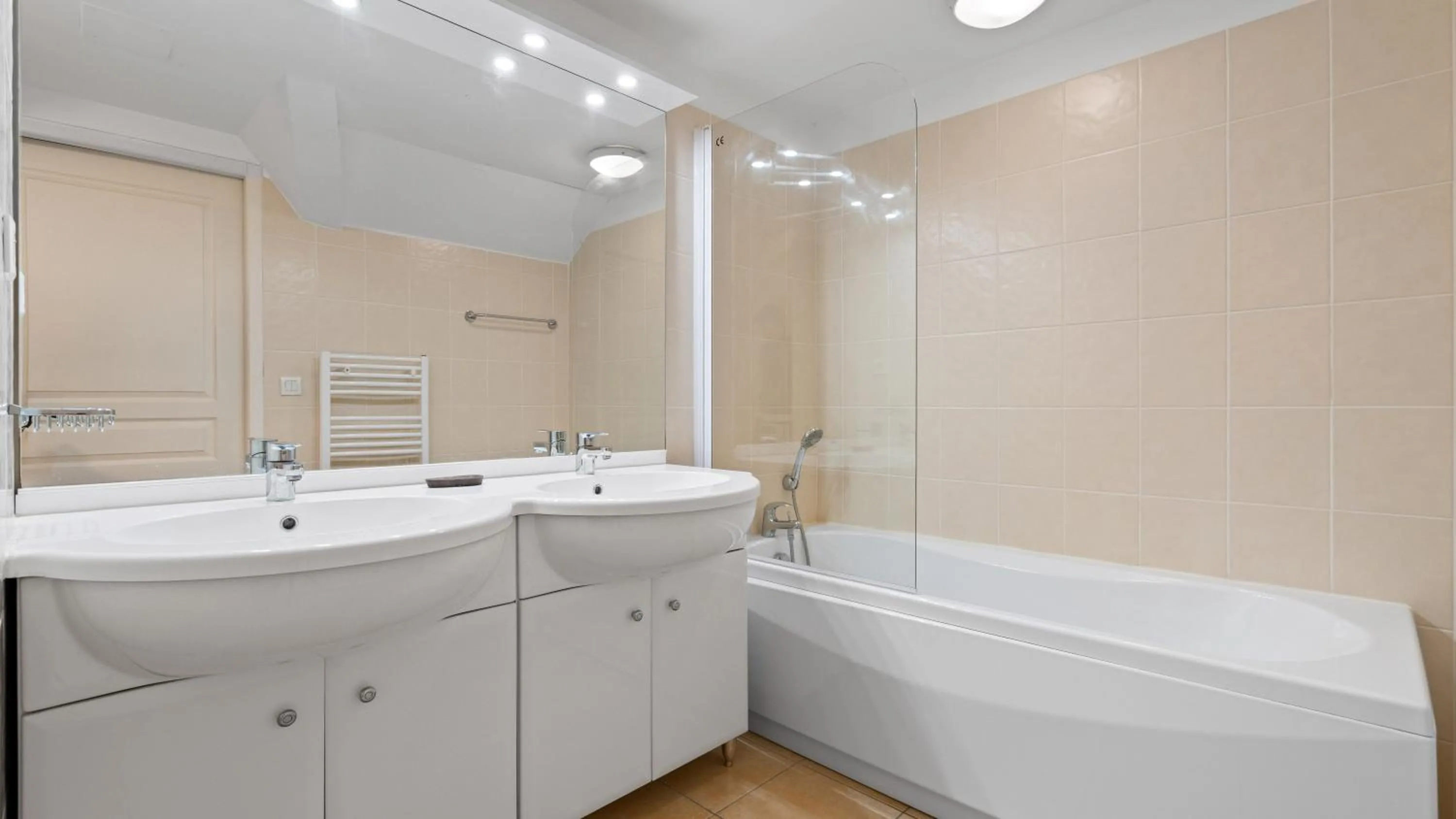 Bathroom in Superbe appartement en hyper centre, proche plage, linge et ménage inclus