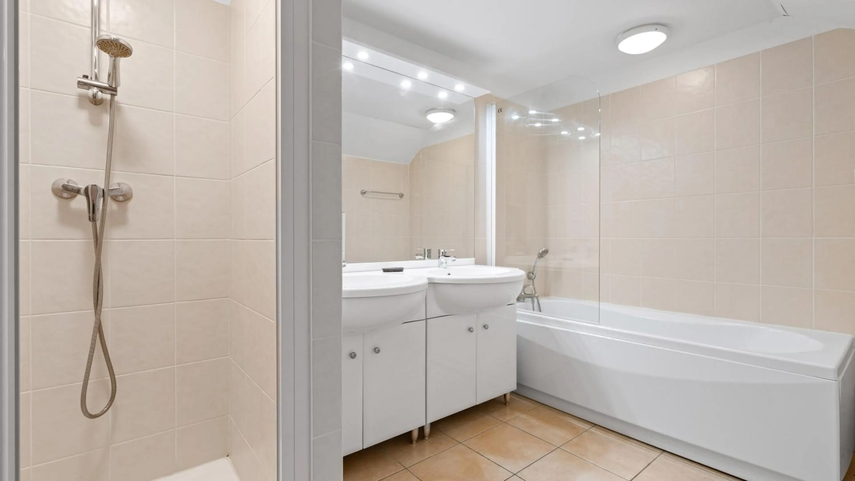 Bathroom in Superbe appartement en hyper centre, proche plage, linge et ménage inclus