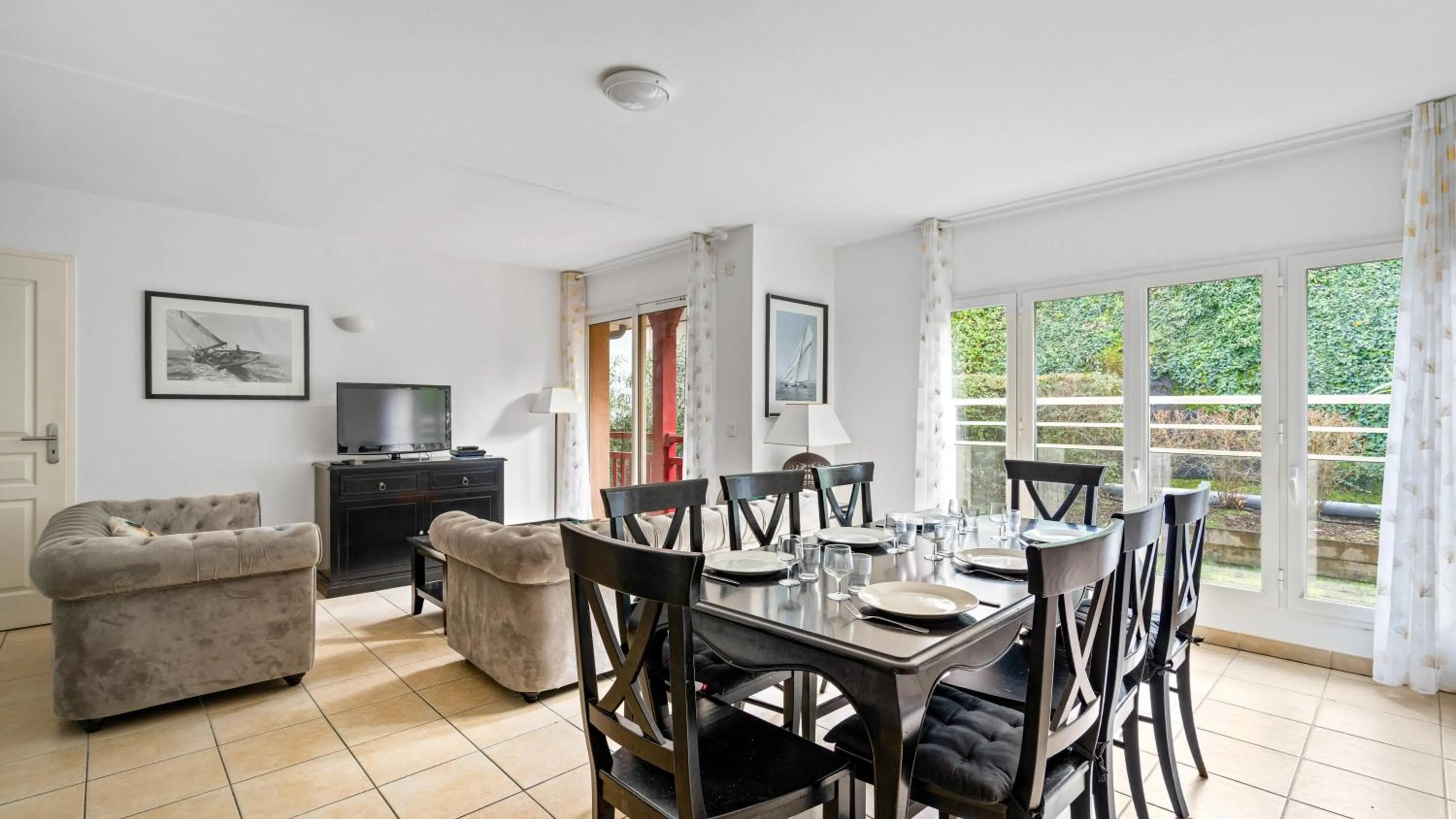 Dining area in Superbe appartement en hyper centre, proche plage, linge et ménage inclus