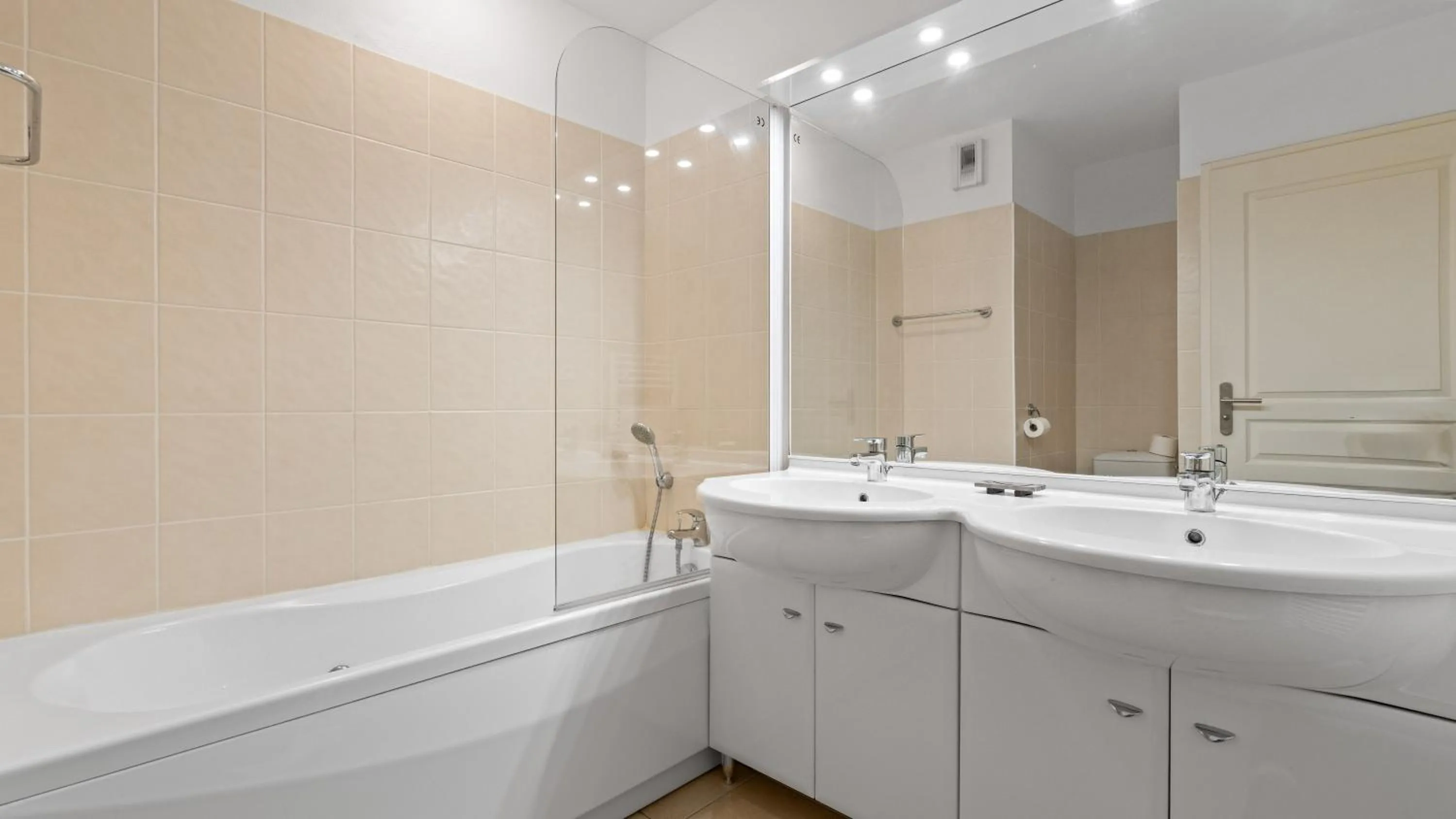 Bathroom in Superbe appartement en hyper centre, proche plage, linge et ménage inclus