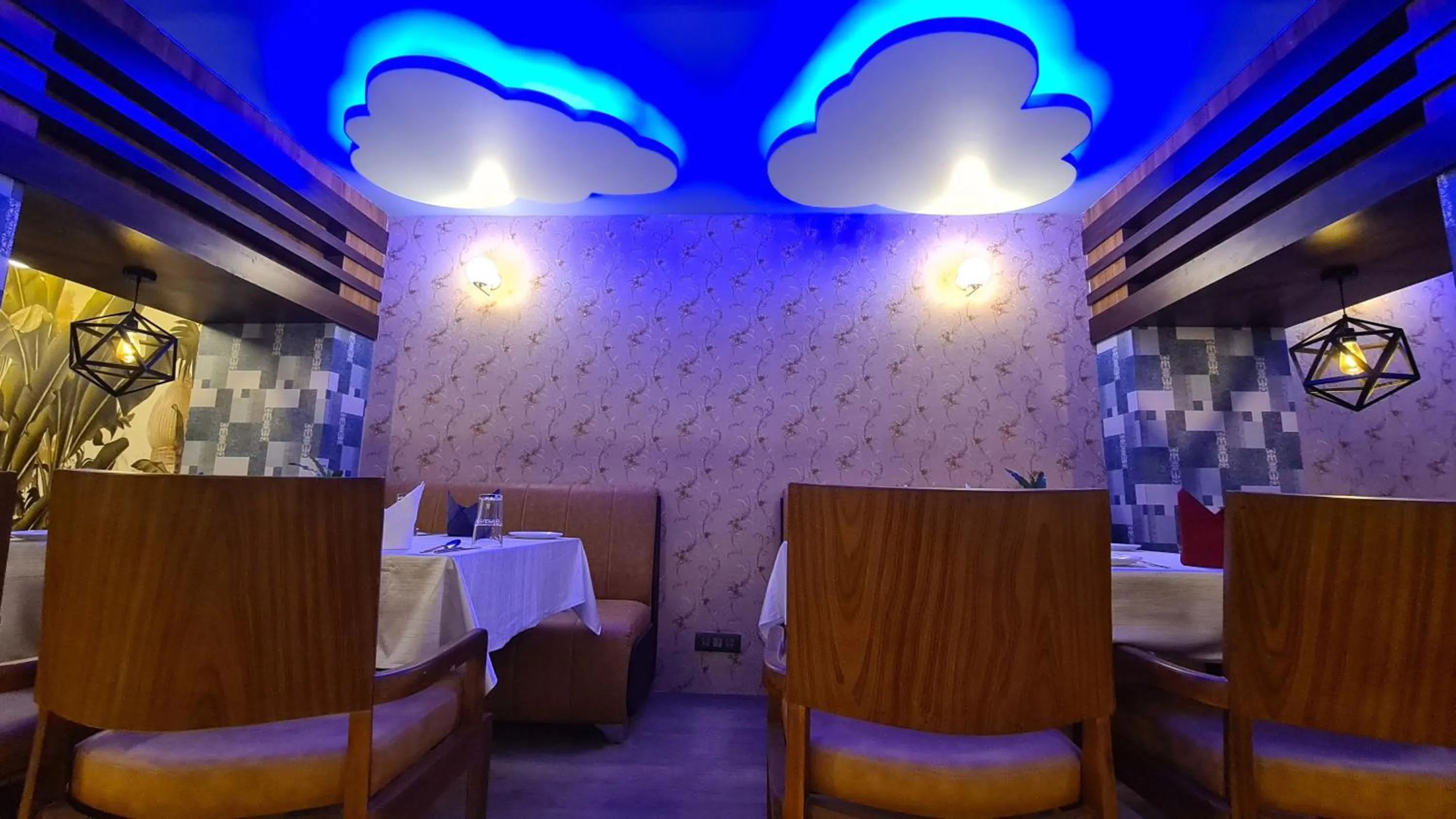 Restaurant/places to eat in Hotel EDEN