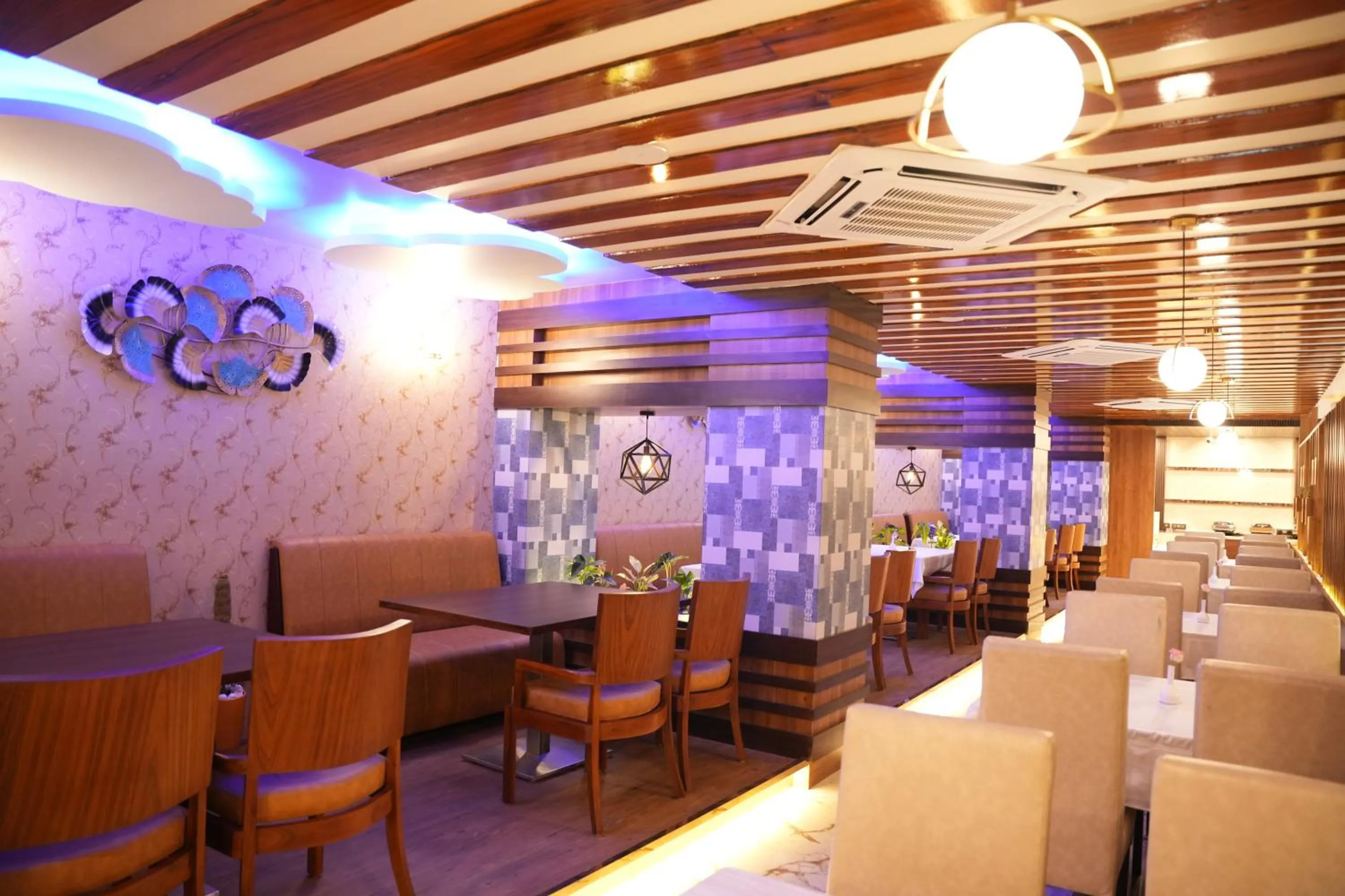 Restaurant/places to eat in Hotel EDEN