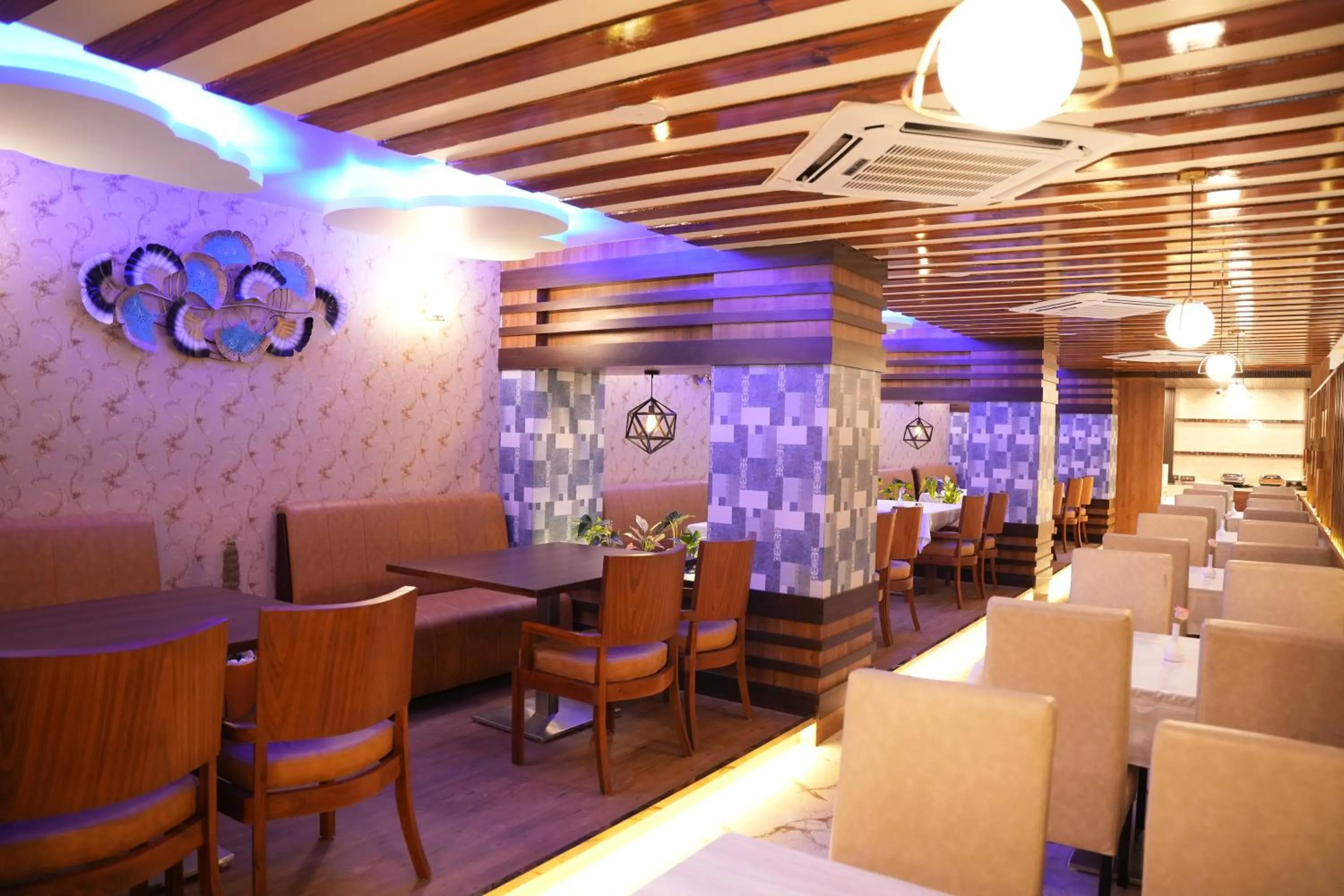 Restaurant/places to eat in Hotel EDEN