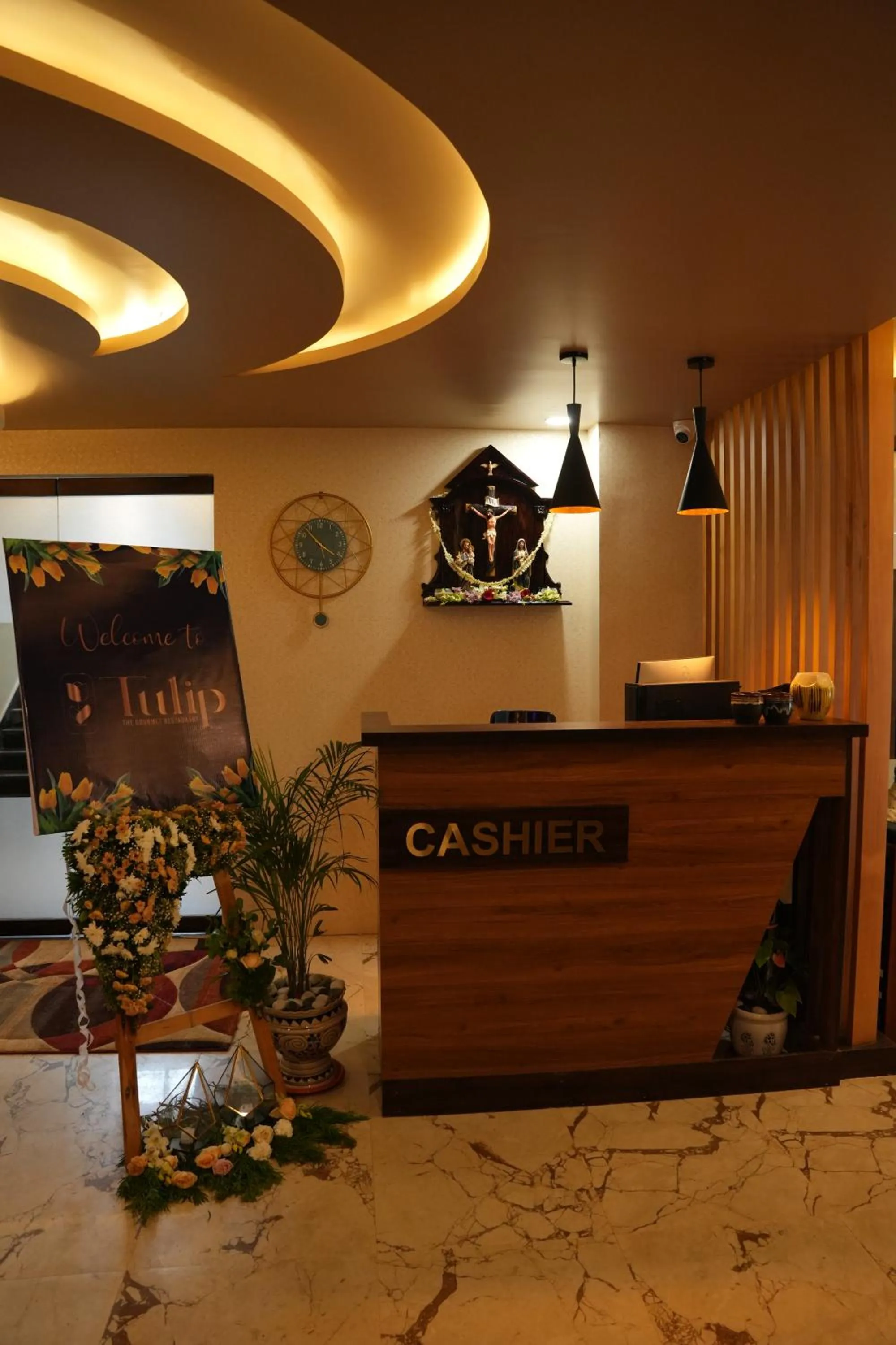 Restaurant/places to eat in Hotel EDEN