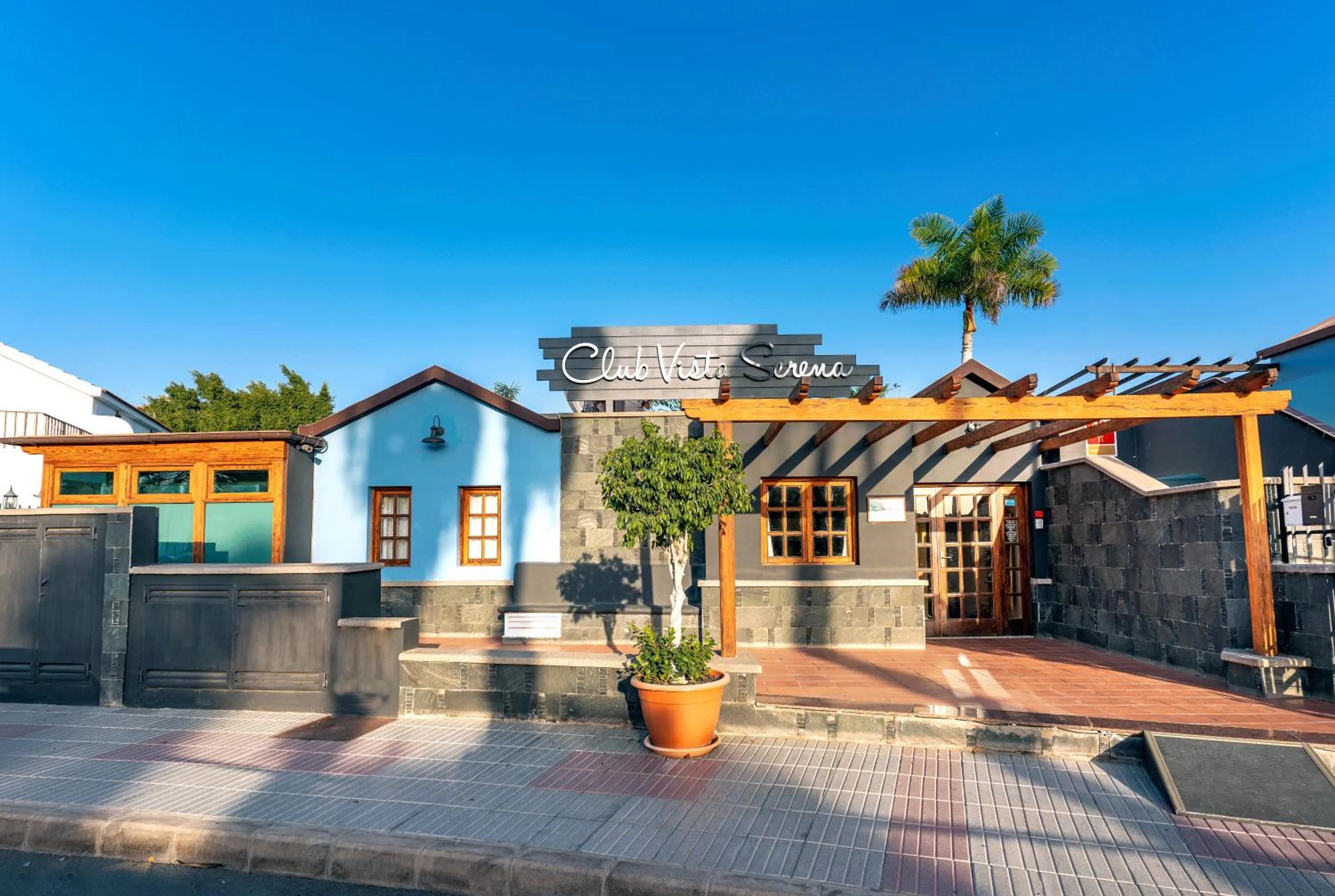 Property building in Club Vista Serena